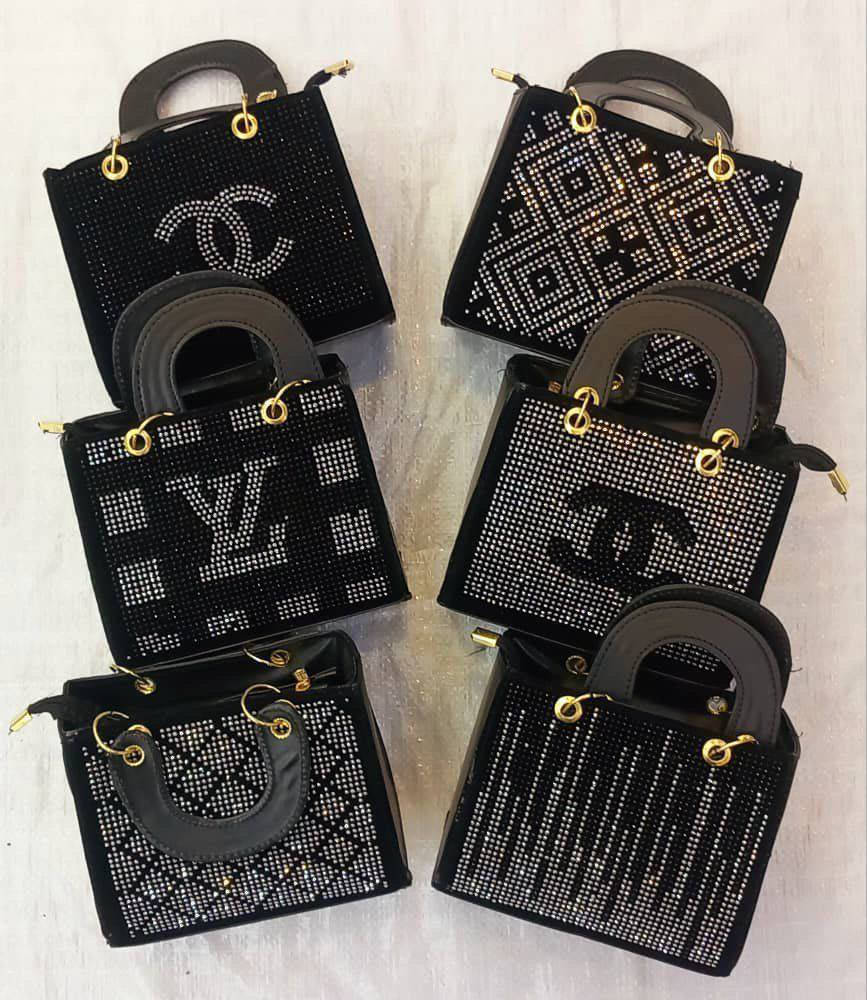 لكل من تبحث عن قطعة تكمل أناقتها وتخطف الأنظار، وفرنا لكم هذه الحقيبة المخملية الراقية المرصعة بحبيبات الستراس اللامعة. تصميم يجمع بين الكلاسيكية والعصرية، مثالية للمناسبات ولإضافة لمسة ملكية على إطلالتك.
تفاصيل المنتج:
💎 الخامة: مخمل فاخر مع ترصيع يدوي متقن.
📏 الحجم: عملي ومناسب لحمل أساسياتك بأناقة.
👜 اليد: تصميم مريح ومتين بلون أسود متناسق.
السعر المفاجأة: 5,000 دينار فقط! 💥
(نعم، السعر حقيقي والكمية محدودة جداً!)
طريقة الحجز:
للحجز والاستفسار، يرجى مراسلة الصفحة مباشرة عبر الخاص 📥
أو ترك تعليق بكلمة "تم" وسنقوم بالتواصل معكِ فوراً.
خدمة التوصيل:
🚗 متوفر توصيل سريع لكافة محافظات العراق.
أزياء أوزليم.. حيث تلتقي الأناقة بالأسعار الخيالية! 🎀


**إذا كنت صاحب هذا الإعلان وتريد حذفه لأي سبب، رجاءا أرسل رسالة إلى الدعم الفني**