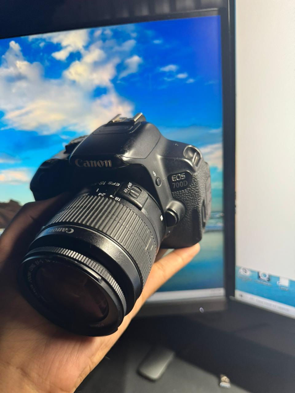 السلام عليكم 
كانون d700 
مع عدسة 18-55 
شاشة قلاب + لمس
مع شاحنة +بطارية 
الكامرة نظيفة وشغالة ما بيها كل نقص 
مثل ما موضحة بالصور 
مستعجل ؏ بيعتها 
السعر :275 الف وبيها مجال
العنوان:بغداد / بوب الشام
الرقم:***********
