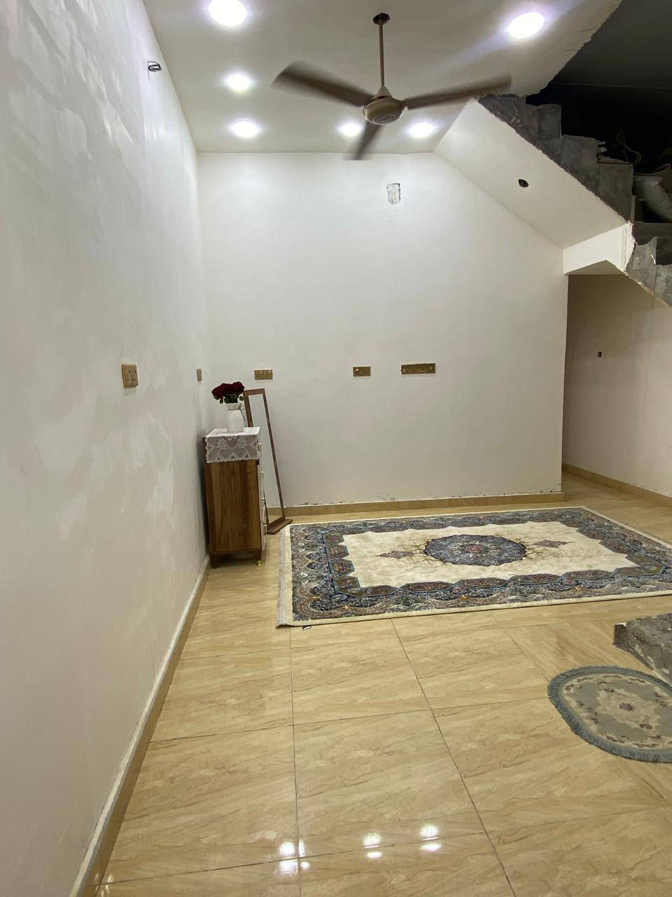 سلام عليكم بيت للبيع مساحه 100م بناء حديث درجه اولى كونكريت صب الجمعيات حجي حسن الاربع سايدات بلفرع مال اسواق الحجي قبل الأخير نقص بيتونه وستاره ذاب طابوك ورمل موجود سعره 60 وبيه مجال للشراي *********** عمارة, ميسان
