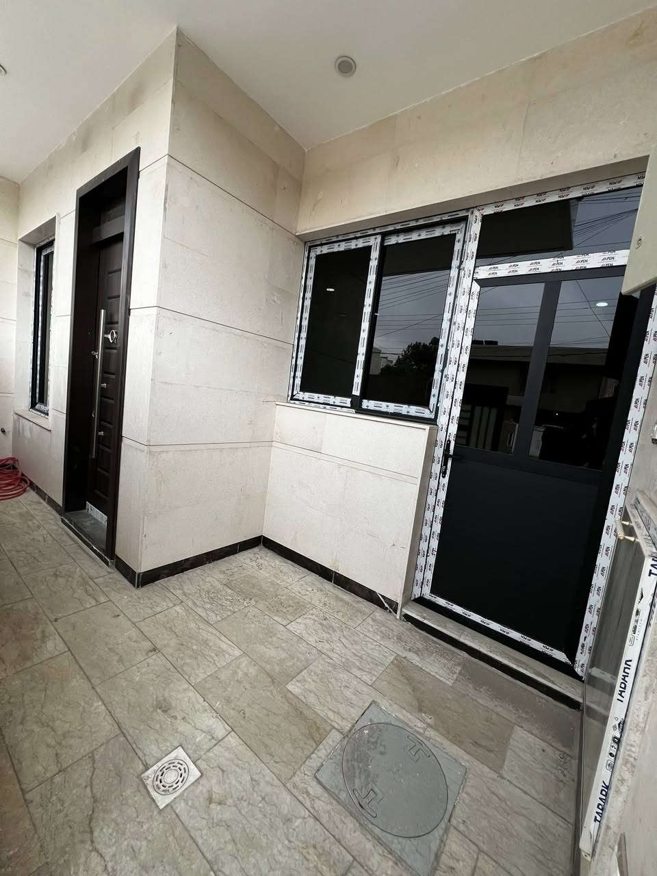 🏡 مشتمل للبيع – حي البنوك / شارع باريس 📏المساحة: 90 متر
📏 الواجهة:6.40
📏 النزال: 14 متر
🛣 الشارع: عريض 15 متر
🛏 عدد الغرف: 3غرف نوم سويت
🏗 البناء: فول حديث
    واجهه وأرضيه مرمر

📍 الموقع: مميز جداً – حي البنوك / شارع باريس

📞 للاستفسار والمعاينة:
مراجعة مكتب الهدف للعقار
📍 حي البنوك – شارع الكنيسة – بأتجاه جسر البنوك مجاور مكوى ريحانه
  ************
