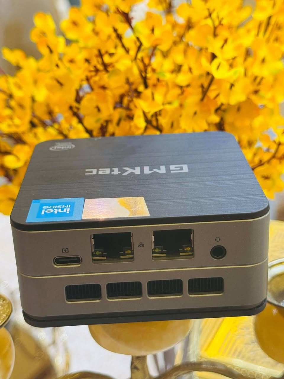 ميني PC بمواصفات قويه جدا  NucBox G2.
  المواصفات  
المعالج (CPU): يأتي بمعالج Intel Alder Lake N100 (الجيل 12، يحتوي على 4 أنوية و 4 مسارات، بتردد يصل إلى 3.40 جيجاهرتز).    .
الذاكرة العشوائية (RAM): بحجم 12 جيجابايت من نوع LPDDR5 بسرعة 4800 ميجاهرتز (  ).
التخزين (Storage): يأتي بمساحة 512 جيجابايت من نوع M.2 SATA SSD (قابل للترقية حتى 2 تيرا بايت بحجم M.2 2242).
كارت الشاشة (GPU): كارت داخلي مدمج Intel UHD Graphics.
الاتصال اللاسلكي: يدعم Wi-Fi 6 و Bluetooth 5.2.
المنافذ المتاحة بالجهاز:
منفذين HDMI (يدعمان دقة 4K@60Hz).
منفذ DisplayPort 1.4.
3 منافذ USB 3.2.
منفذين إيثرنت مزدوجين (Dual Gigabit LAN).
منفذ طاقة Type-C (بقوة 12V == 3A كما

شاشه حجم 27 من ماركه ام اس اي فول اتش دي معدل
 تحديث 100 هيرتز شاشه العاب 
مع ماوس وكيبورد ومكبر سماعات ستيريو العاب من ام اس اي احترافي
العنوان البصره للاستفسار ***********
