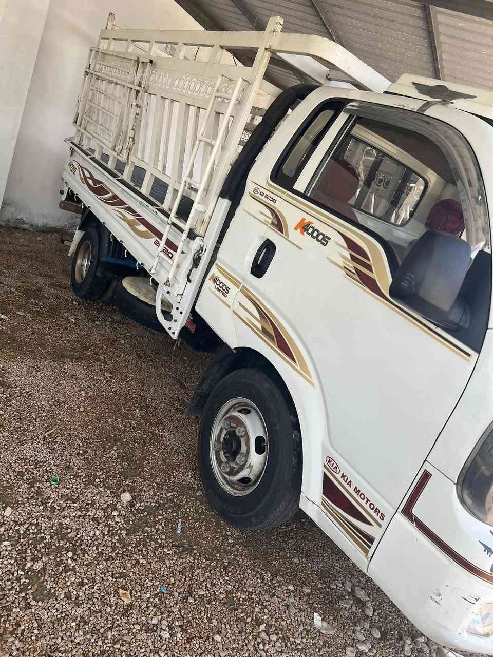 السلام عليكم
كيا فحل موديل ١٩ كفاله عامه 
محرك ٤٠٠٠ مفتوح 
سياره جاهزه كبل للشغل 
مكان خالديه 
السعر ١٤٣
***********
