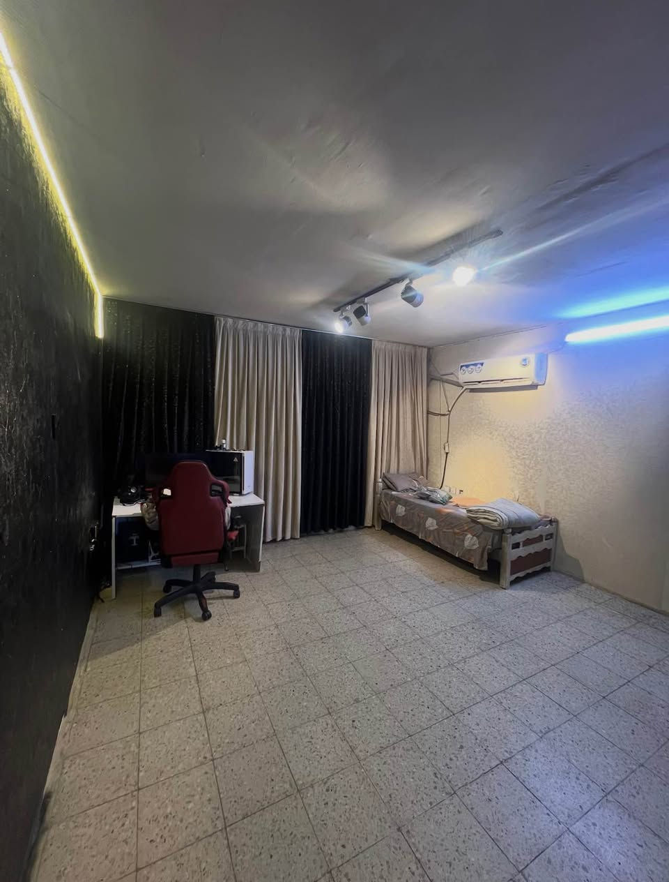 � شقة سكنية للبيع – موقع مميز في السعدون

فرصة رائعة لامتلاك شقة مريحة ومثالية للعائلات، بموقع هادئ وقريب من جميع الخدمات 🌟

✨ تفاصيل الشقة:

 • 🛏️ 3 غرف نوم
 • 🛁 1 حمام
 • 📏المساحه 120 متر 
 • 🍽️ مطبخ مجهز بالكامل
 • 🏢 الطابق الثامن (يتوفر مصعد)
 • 🚗 موقف سيارات خاص

🌆 المميزات:

 • إطلالة جميلة ومريحة
 • منطقة هادئة وآمنة
 • نظام أمني متكامل 🔐
 • قريبة من المدارس، الأسواق، والمواصلات العامة

📍 الموقع: السعدون – مقابل فندق بغداد – مجمع السعدون السكني

💰 السعر: 95 مليون

📞 للتواصل: *********** بغداد, العراق
