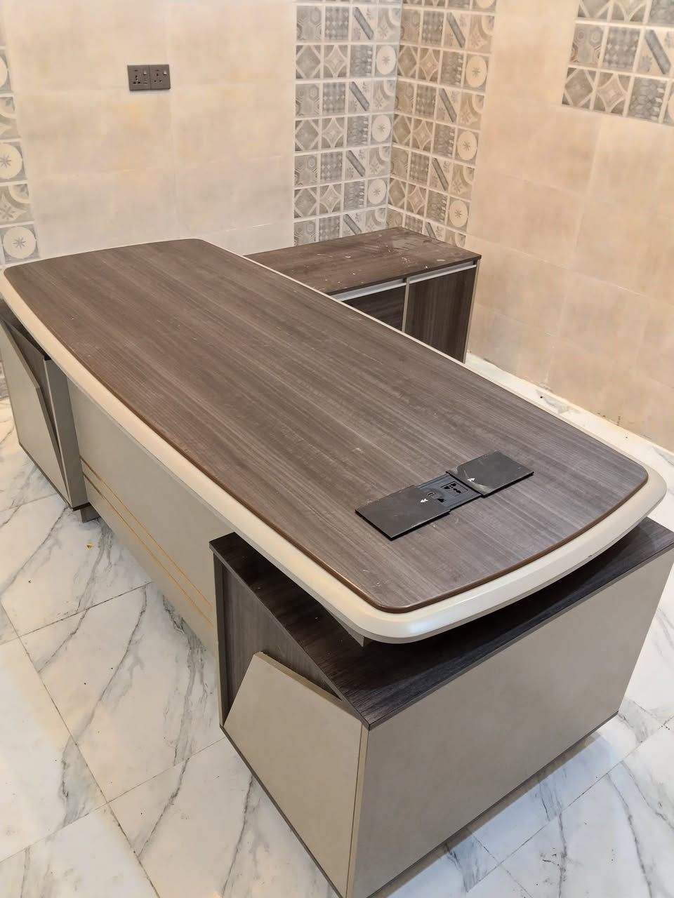 ميز مكتبي ثقيل نظافتو 100% السعر 400
علما انه سعر الشراء 600
مدخل حي عدن
‏‪0773 567 4597‬‏
***********
