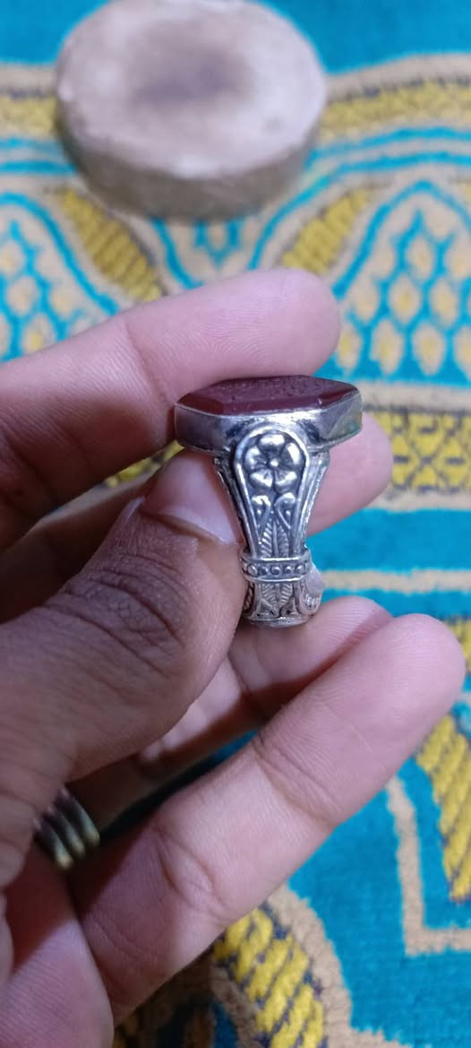 اللهم صل على محمد وال محمد 

عقيق يماني نخب اول صياغته يدويه 

منقوش ع الحجر (لا اله الا الله الملك الحق المبين )

للاستفسار الاتصال على الرقم او مراسله الصفحه 

***********
