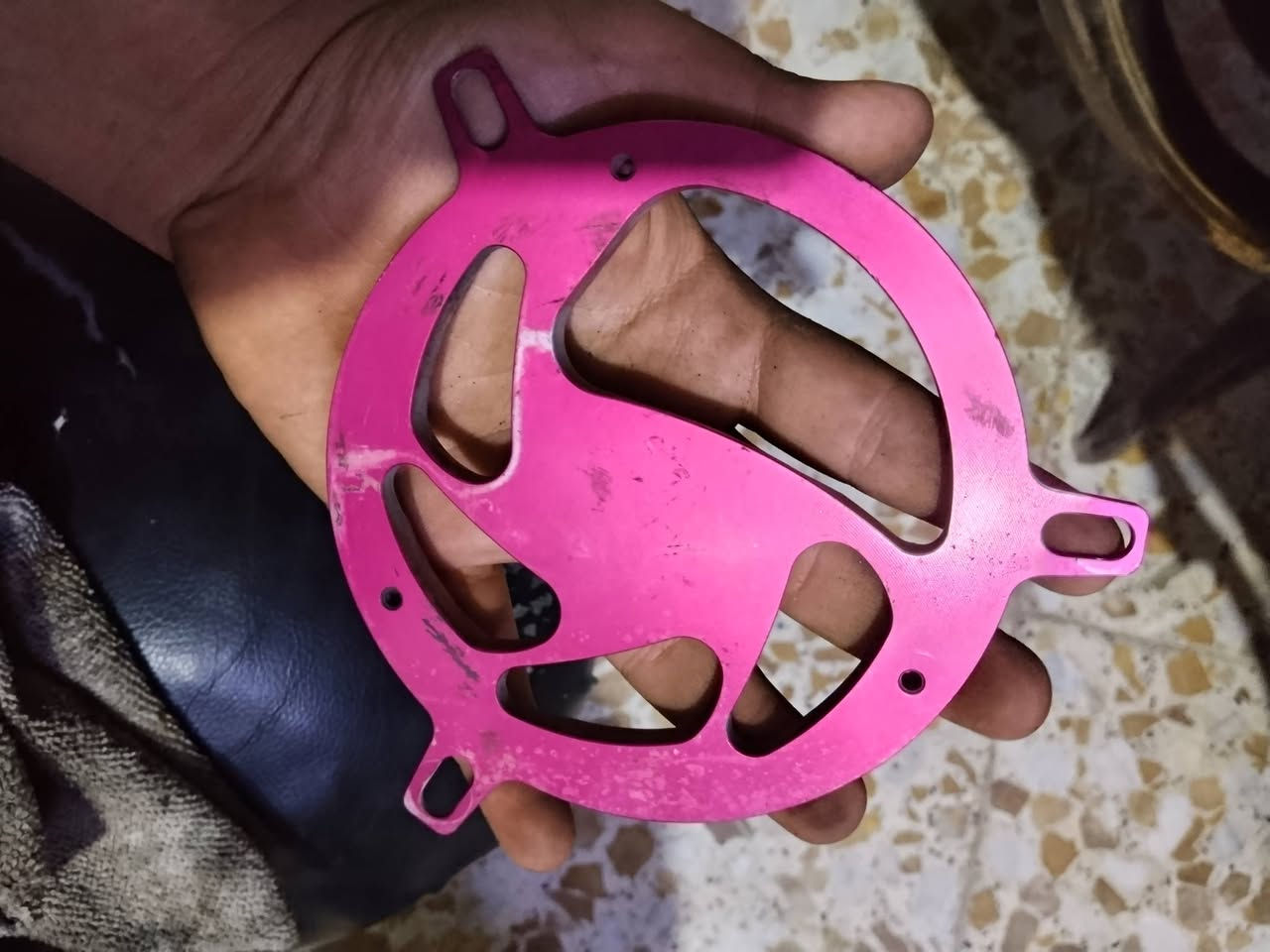 سلام عليكم قبخ فلاوين سمارت مال سكنس اصلي تفصيخ رايده ب35 وبي مجال*********** بغداد أو مراوس بتاير خلفي مال سكنس
