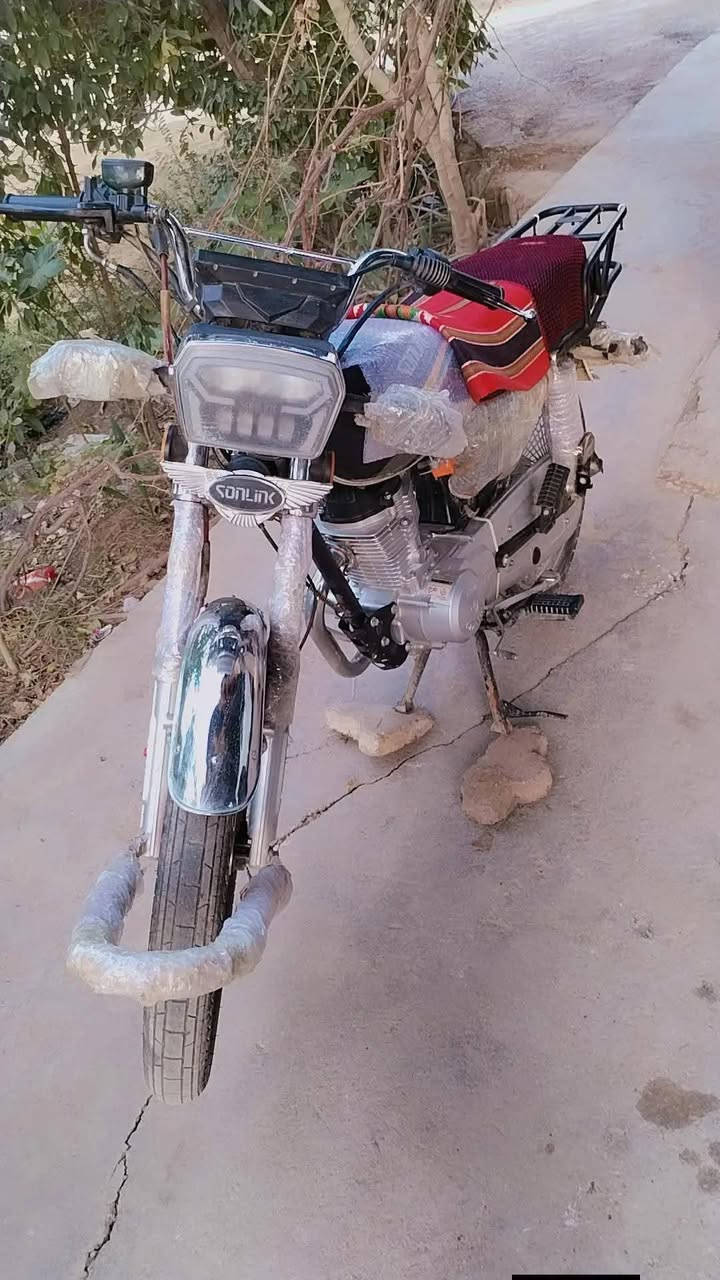 السلام عليكم دراجه للبيع سونك موديل 25 شهر 11 خمسه كير بدون سلف دراجه جديده بعدها كلها شغاله رايدها اب 750 وبيها مجال مكاني محموديه وهاذ رقمي *********** بي واتساب
