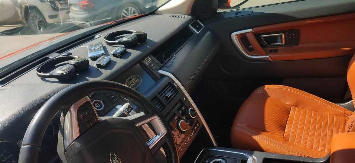 لاندروڤەر دیسکەڤەری 2015 land rovar فول فول  مواسەفات دعامی لۆ دەعامی شرت زەمان سفری شریکەی سردارە چوارپستنی توربۆ دوو سویج بیلادی هەرچی مواسەفاتە هەیتی ئاوینە شفت و  ڕادار گیر ماوس گیر لەسوکان سێ شاشە بیلادی کۆنترۆل و ئیتفۆنی شریکەی بەکار نەهاتووە سەقف ڕەش پانۆرامای شوشە  ناو جلدو قەیسی  کوشینەکانی کارەباو هیتەرو سارد و گەرم و خەزن پێش و پشت و ئاوێنەکانی ڕادارە سندوق شفت  بەسمە هەرچوار دەرگای بەسمەیە هەرچی مواسەفاتە هەیتی کامل سیرڤس شریکەیە گیر مگینه نەکراتیتەوە وەک سفری شریکە وایە یەک نەقسی بچوکیشی نیە شوختیش بەشەرتە گۆرینەوەو فرۆشتن  *********** أربيل, العراق
