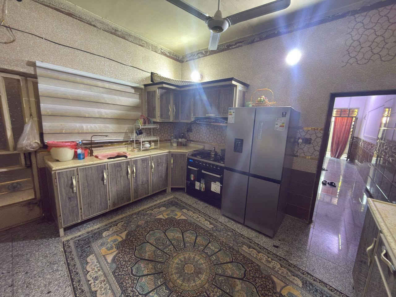 السلام عليكم للبيع للبيع يوجد لدينا مشتمل 60 متر الوجهه 5 النزال 12 في منطقه حي الجهاد قريب من مدرسه الرسول الاعظم يتكون من غرفتين نوم وصاله ومطبخ وخدمات شارع 20 هاتف *********** سعره جدن مناسب
