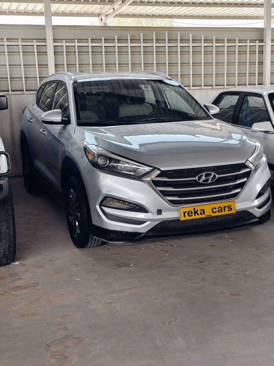 HYUNDAI TUCSON2016امریکی
یەک پارجە سبوغە نمونەیە لەجوانی 
فول مواسفاتە تەنها سلایت و بەسمەنیە
ناورەشە کوشن جلدە ئایپاتە کامیرەیە 
تەحەکوماتی سوکانی هەیە 
هەرچوار کوشنەکانی هیتەرە رادارە
تەبریت مەرکەزیە
سعری 138وەرەقەو مجالی برایانە
بوزانیاری زیاتر نامە یان پەیوەندی بکەن
(***********)
