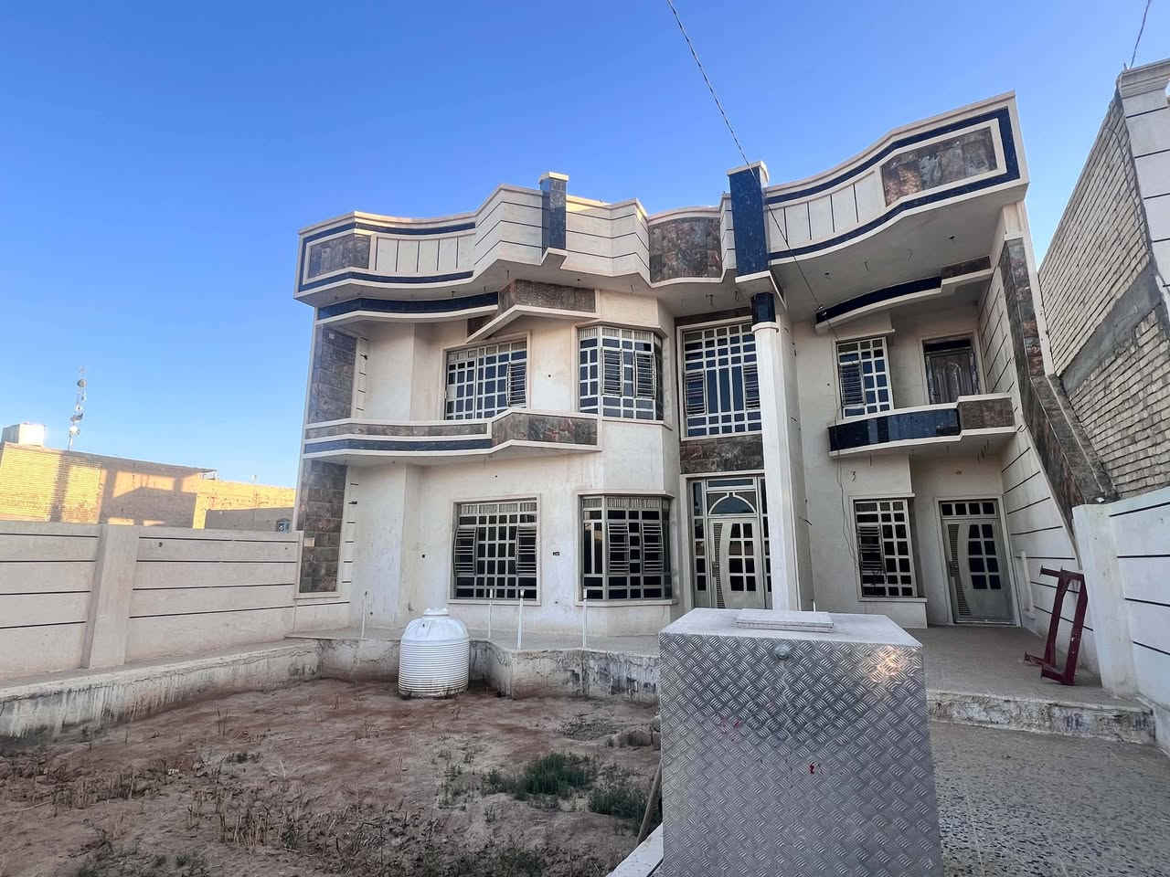 بيت للبيع 
‏الصقلاوية الشهداء الثانيه قرب العلوه  
‏مساحة البيت 317 متر وجه 13  ونزال 24.5 شارع 10 ونافذ على شارع 20 قرب العلوه طابو صرف البيت متكون من طابقين بناء حديث طابوك الطابق الارضي غرفة نوم وصاله ومطبخ واستقبال . صحيات خارجية وصحيات داخلية الطابق الاول 3 غرف  نوم وصاله وصحيات الارضيات كاشي البيت بناء درجة اولى 
‏البيت بي شويه نقوصات تقفيل كهرباء محجل درج صبغ 
‏
 السعر 160 مليون
‏
‏للاستفسار 
‏☎️***********
‏
‏☎️***********
‏
‏☎️***********
‏
