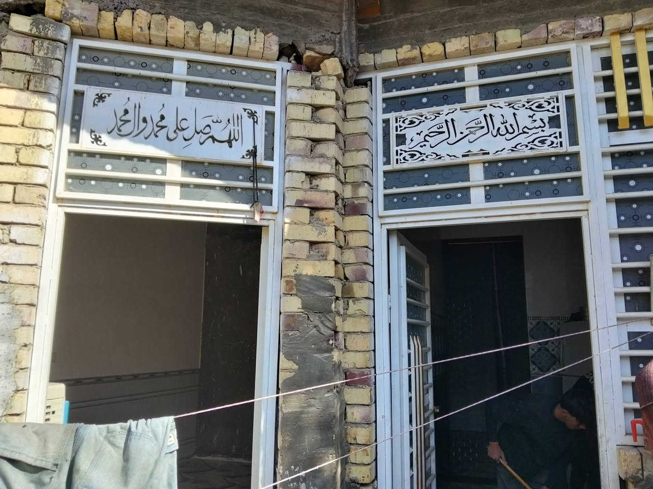 بسم الله الرحمن الرحيم 
بيت للبيع طابو المساحه 125
حي لاامير وره المشروع 
يتكون البيت من غرفتي2+صاله +مطبخ +استفبال 
+حمات داخليه وخارجيه 
سعر البيت 120وبيه مجال مستعجل عله
(عليه اسكان 35ينقطعن من السعر) 
للتفاصيل اكثر ***********
***********
