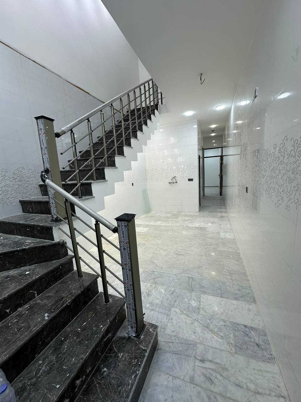 مشتمل للبيع  
مساحة المشتمل77م
واجهة 3.35م
نزال23م
استقبال  وحولي مطبخ وخدمات  نوم واحدة في الطابق الأول 
......
2نوم وخدمات في الطابق الثاني 
........
موقع المشتمل الشعب حي التجار  قرب جامعه الامام الكاظم 
......
اتصال واتساب موجود 
*********** علاء 
*********** ابو ضياء
