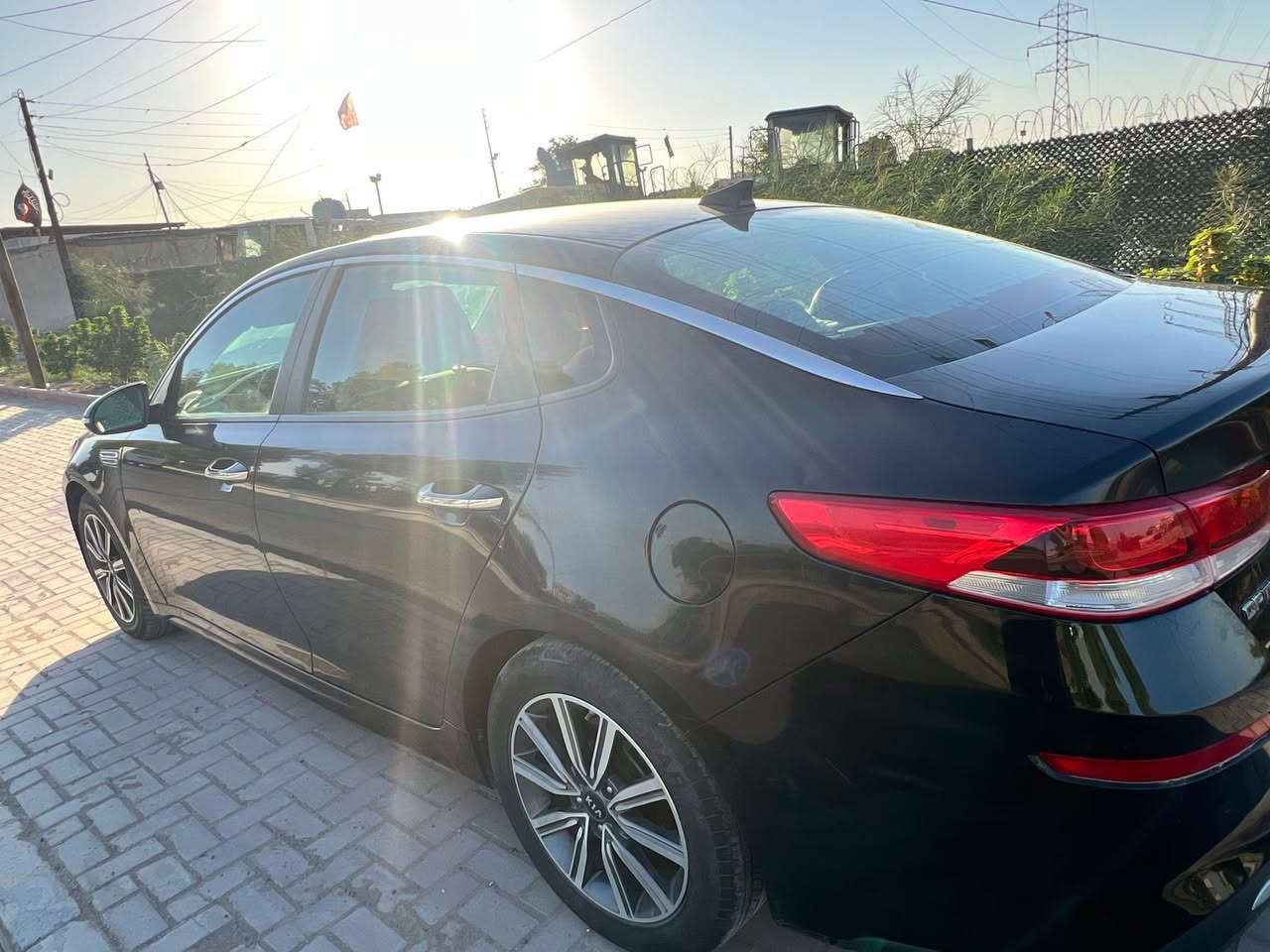 السلام عليكم
Kia optima 2019 
وارد امريكي 
حادثها سرقة فقط
اكرر حادثها سرقة فقط + الايرباكات سليمة 100% يعني ما طاكة 
مواصفات LX الامريكي
🔺حساسات خلفية
🔺 كامرة
🔺شاشة كبيرة Apple car play
🔺نقطة عمياء 
🔺رادار امامي 
🔺رادار جانبي
🔺رادار خلفي 
🔺 اشاير بالمري 
🔺حساس بالمري الجانب
🔺كامره محافظه على اتجاه المساره
🔺تحكمات ستيرن
🔺 سياقة ذاتية
🔺مثبت سرعه
🔺اوامر صوتيه
🔺تبريد بيانو
‏🔺 LED نهاري +ليلي
🔺مخدة بالكشن وتكدر تتحكم بيها كهربائي
🔺 ويل حجم 19
🔺 منافذ USB
🔺 شاشة عطلات
🔺 3 وضعيات قياده eco ,comforte , 
‏sport
🔺الاسبير جديد ومعداته موجوده
🔺شاشة ترفيه ذكية 8 بوصة: تدعم Apple CarPlay و Android Auto، لتربط هاتفك، وتستمع لخرائط Google والموسيقى المفضلة لديك بكل سلاسة وبنظام صوتي نقي من 6 سماعات.
‎🔺 🛡️ الأمان والسلامة (راحة بال عائلية)
هذه النسخة تأتي مجهزة بحزمة Kia Drive Wise المتطورة للأمان، والتي تجعل القيادة آمنة تماماً:
• رادار كشف النقاط العمياء (Blind-Spot Monitoring): لتنبيهك أثناء التجاوز.
• نظام الحفاظ على المسار والتحذير من الخروج عنه: يحميك من التشتت أثناء السفر.
• مانع اصطدام أمامي ذكي مع كاميرا خلفية وحساسات: لركن السيارة في أضيق الأماكن بدون أي عناء.
⚙️ الأداء والعملية (قوة واقتصاد)
• المحرك الشهير (2.4L بقوة 185 حصان): عزم وقوة استثنائية للاستخدام اليومي والسفر، متصل بناقل حركة أوتوماتيكي بـ 6 سرعات (Sportmatic) يمنحك تجربة قيادة ناعمة وممتعة.
• أنظمة القيادة المتعددة (Drive Mode): اختر بين الوضع الرياضي (Sport) للحصول على أقصى أداء، أو وضع (Eco) لتوفر الوقود بشكل مبهر جداً في المشاوير اليومية.

السيارة مفوله ونظيفه وما ملعوب بيها (نظيفه من الاخر) 
ماشيه 57 رقمها دهوك 
السيارة باسمي ثاني يوم تحويل
مبدل بيها جاملغ والبنيد تبديل فقط
وهاي صورها 
السعر146$ وبيها مجال كلش بسيط حك الجيه
مكانها بغداد /الدورة -الصحة 
***********
غير متواجد عالفيس
