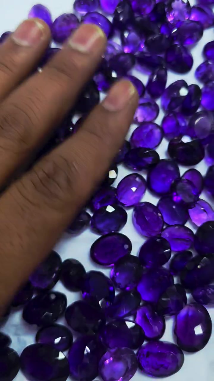 Top qalety amethyst faceted stone 
100 % natural 
Total wt 1150 ct 
Pis 147 
Lantch 12 mm to 18 mm 
270 usd dollar for all 
Shpping would wide


**إذا كنت صاحب هذا الإعلان وتريد حذفه لأي سبب، رجاءا أرسل رسالة إلى الدعم الفني**