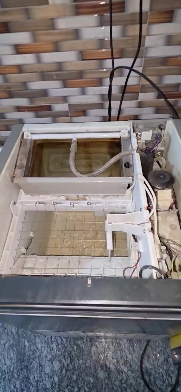 جهاز صنع مكعبات ثلج ايطالي باله كويتي شرط النظافه قياس 20 وكما موضح امامكم للاستفسار راسل الصفحه او اتصال او وتساب *********** مكاني البصره
