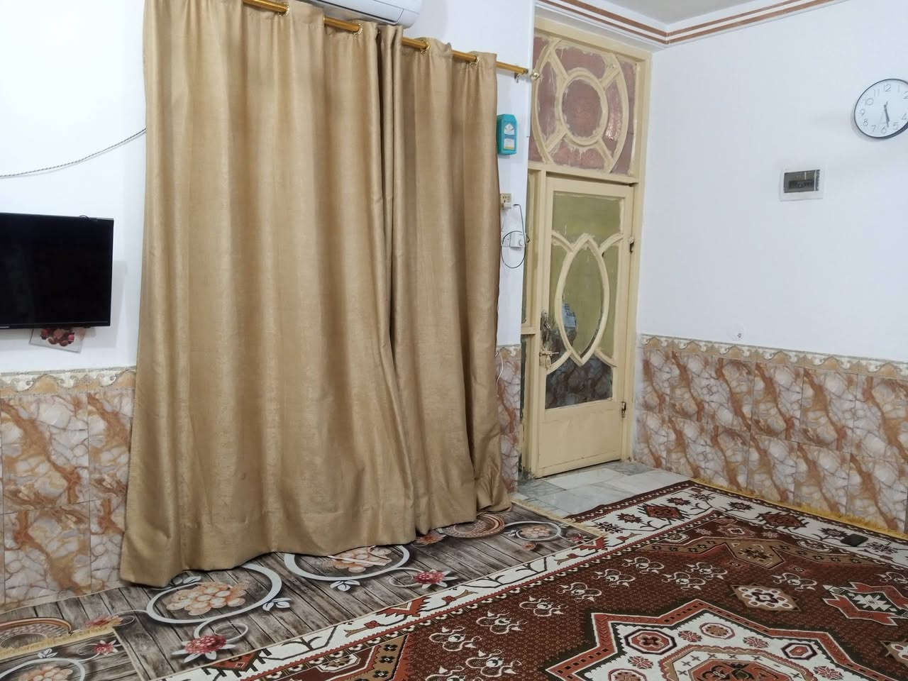 بيت للبيع في حي الفداء قرب السريع امامي  مساحه 100 متر مكون من غرفه واستقبال وصاله وطارمه وصحيات ومنور سعر  105 وبي مجال للشراي متوفر كل الخدمات والمجمعات الطبيه والغذائية والمخابز والكافتريات للأستفسار مراسلة وتساب  او الاتصال على الرقم ***********
