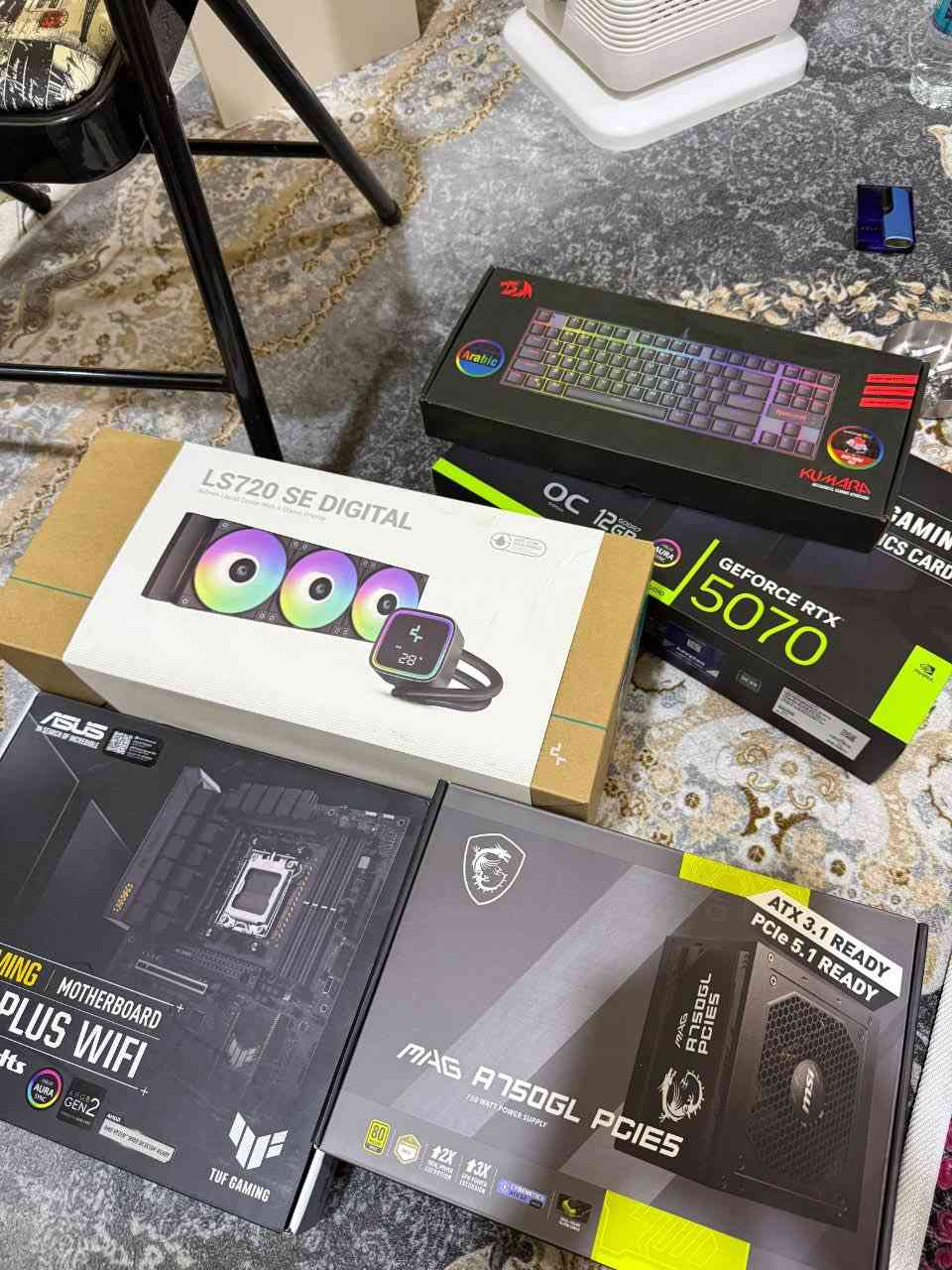 تجميعة PC براندات ASUS
اشتريتها قبل كم شهر واستخدام قليل كلش بسبب الجامعة والشغل

​مواصفات التجميعة:

​المعالج (CPU): AMD Ryzen 5 9600X

​كارت الشاشة (GPU): ASUS TUF Gaming GeForce RTX 5070 12GB GDDR7 OC Edition

​اللوحة الأم (Motherboard): ASUS TUF GAMING B650-PLUS WIFI

​المبرد المائي (AIO Cooler): DeepCool LS720 SE Digital 360mm ARGB

​الذاكرة (RAM): TeamGroup T-Force Delta RGB DDR5 32GB (2x16GB) 6000MHz

​التخزين (SSD 1): Lexar NM620 M.2 NVMe 1TB
​التخزين (SSD 2): Lexar NM620 M.2 NVMe 512GB

​مزود الطاقة (PSU): MSI MAG A750GL 750W 80+ Gold Fully Modular (PCIe 5.0 Ready)

​الكيس (Case): SAMA V-COOL Black

سعر الكيس مليونين ونص 
واذا كاملة مع (شاشة وجوستك بلي فايف وماوس وكيبورد وسماعة وماوس باد) تصير مليونين و750 الف


**إذا كنت صاحب هذا الإعلان وتريد حذفه لأي سبب، رجاءا أرسل رسالة إلى الدعم الفني**