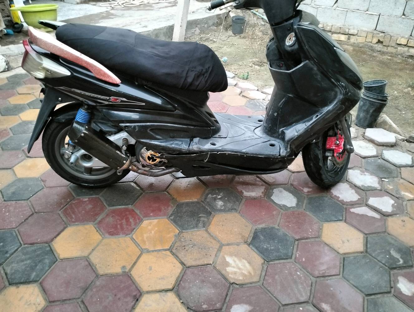 السلام عليكم سكنس نوزل ياباني  للبيع مكينه مفتوحه اول مره تنفتح دراجه بيه تزويد//
 يدات بريك اصلي ذهبي 
 يدات سكليتر رياضي ذهبي 
قبق فلاوين ذهبي
 خرز ليموسي9 غرام شلعه معدل تشك الكاع معدله يعبر 100 
صالنصه كاربون فايبر صوته رياضي وعالي وانطيك وياها الصالصنه البلاديه مالته 
كلج خلفي جديد تفصيخ اصلي مال حاويه  أخذته ب 50 الف //
 
كهربائيات كله شغاله سلف جبير 4 فحمات بلادي  وهندر  لايت عالي وناصي رماش زنون واصفر اشاير لد لون ابيض  قويات اشاير هورن بيه رباعيه قفل ستيرن وقفل جوزه للعلم الدهن مالته كله امزويل والوصولات موجوده النقص الي بيه تريشه وقفل الجنطه يشكل مرات فقط 
 سعر الدراجه 550 وبيه مجال مكاني ناصرية مركز مراوس مارواس فقط بيع 7806138887بي واتساب