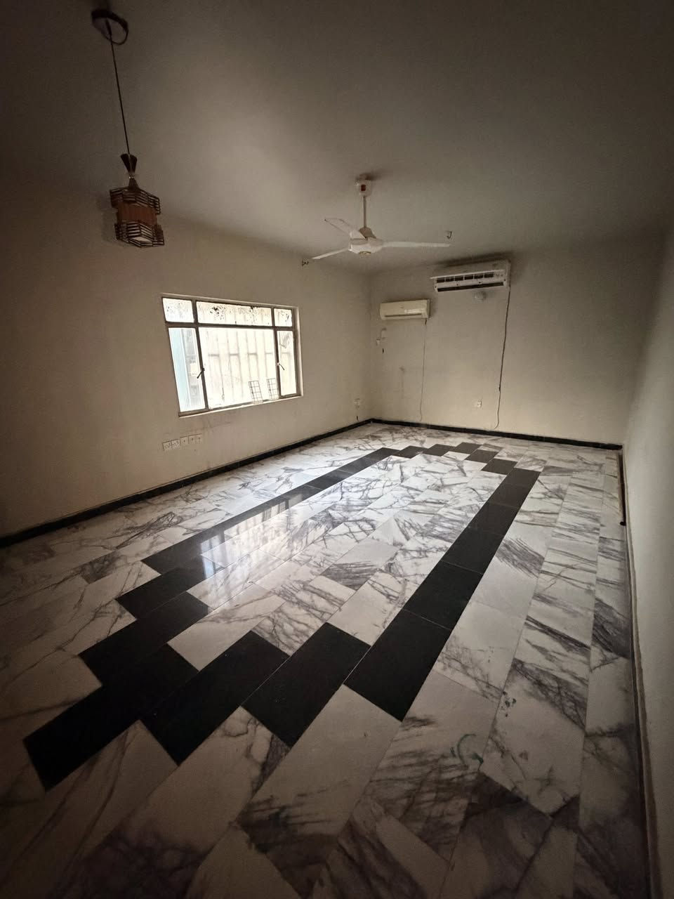 للايجار في السيدية لدى مكتب الاعتماد الهندسي للعقار
————————————————-
#للايجار بيت مساحة 450م يحتوي على 

غرفتين نوم 

صالة ومطبخ

خدمات 

وحديقة وكراج 

يصلح سكن .اومخزن
——————————————-
للاستفسار:***********
