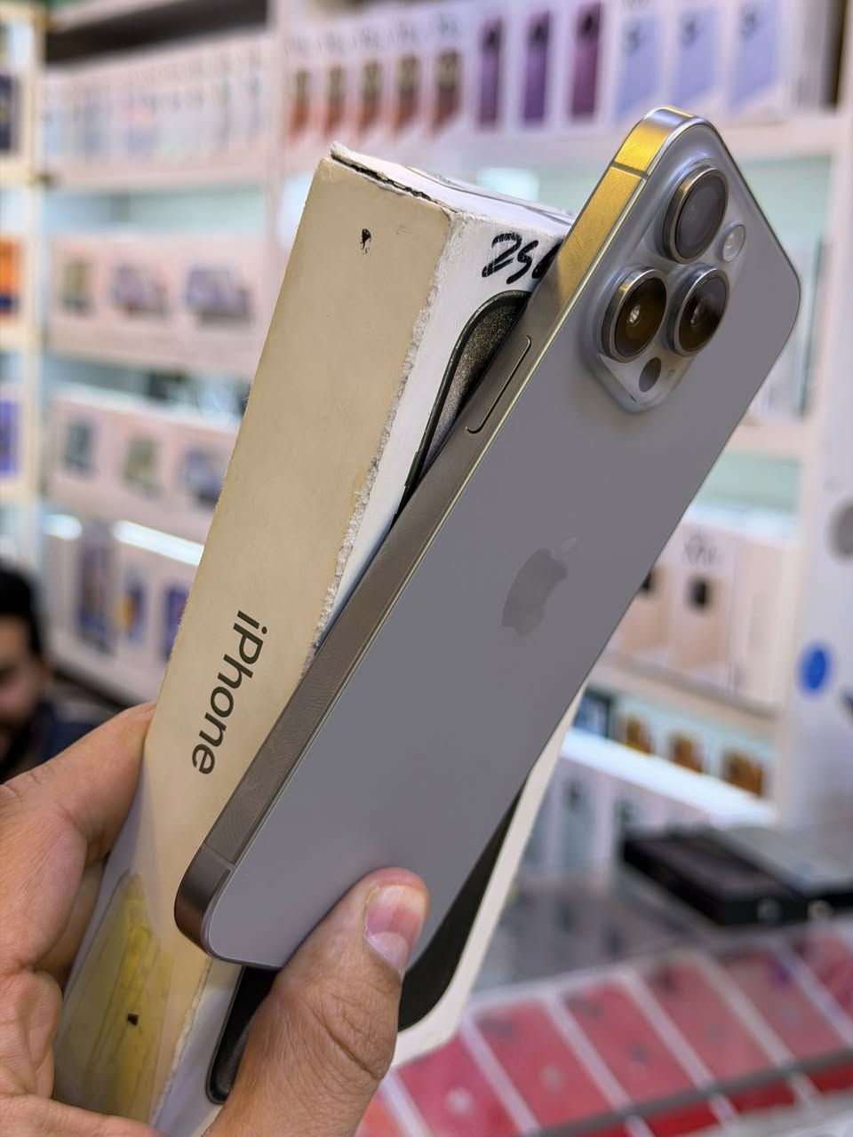 ايفون 15برو ماكس ضمان وكاله ماستر اصلي ذاكره 256 بطاريه 95 نضافه شخط واحد مابي جهاز لا  ضمان 5 ايام من مركز وين ميعجبك افحص على حاسبه كله نورمال وتر بروف الون مميز نسخه تيتانيوم 
السعر مليون فقط اقوى سعر العنوان بغداد البياع شارع  عشرين
هاتف ***********📞📞👉
هاتف ***********📞📞👉
