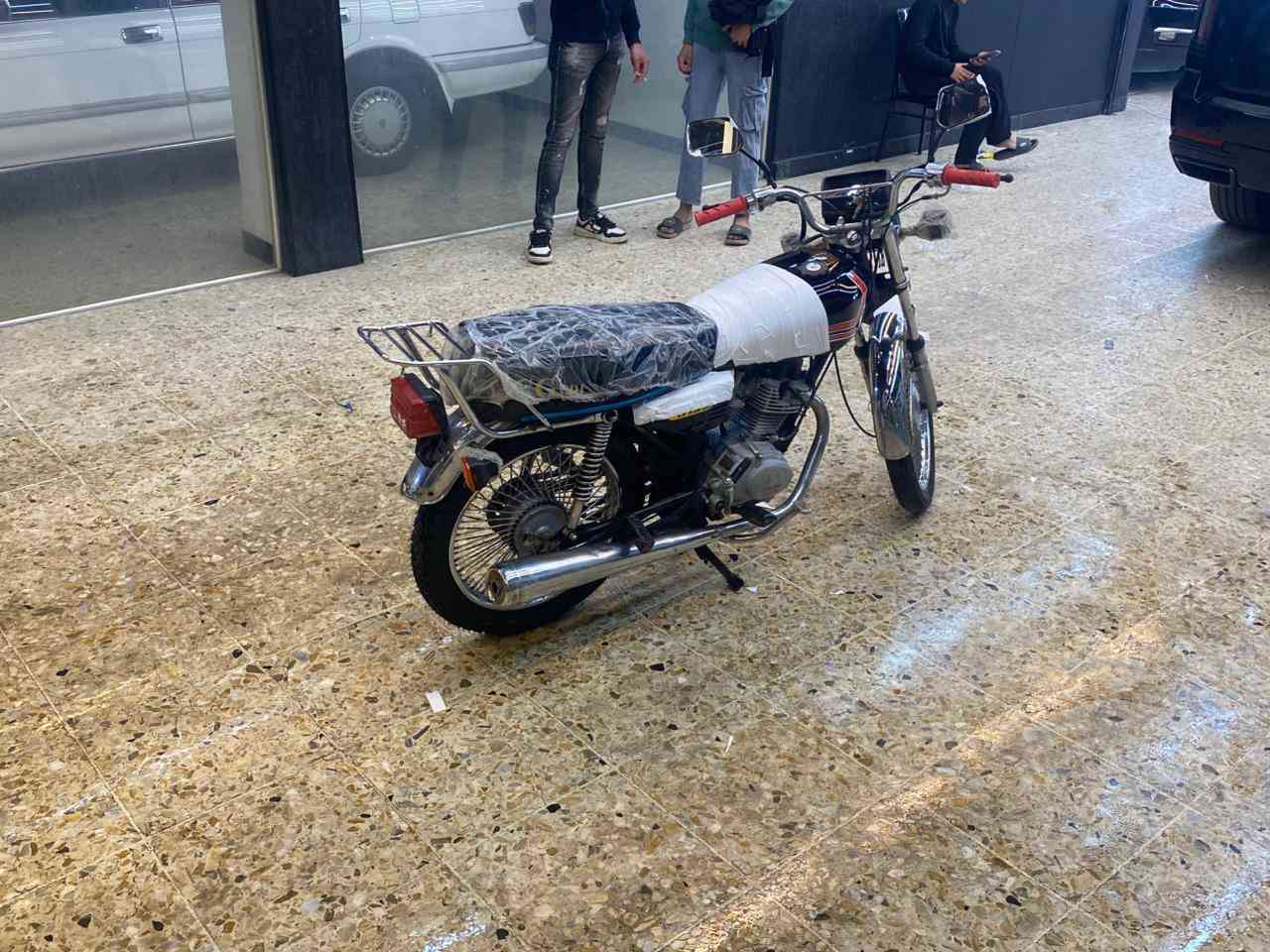 السلام عليكم دراجه
موديل 20 
بدون اوراق الدراجه(مكفولة من السرقه) 
الدراجه خير من الله نقص فقط كهربائيات
سعر 350
*********** واتساب فقط
