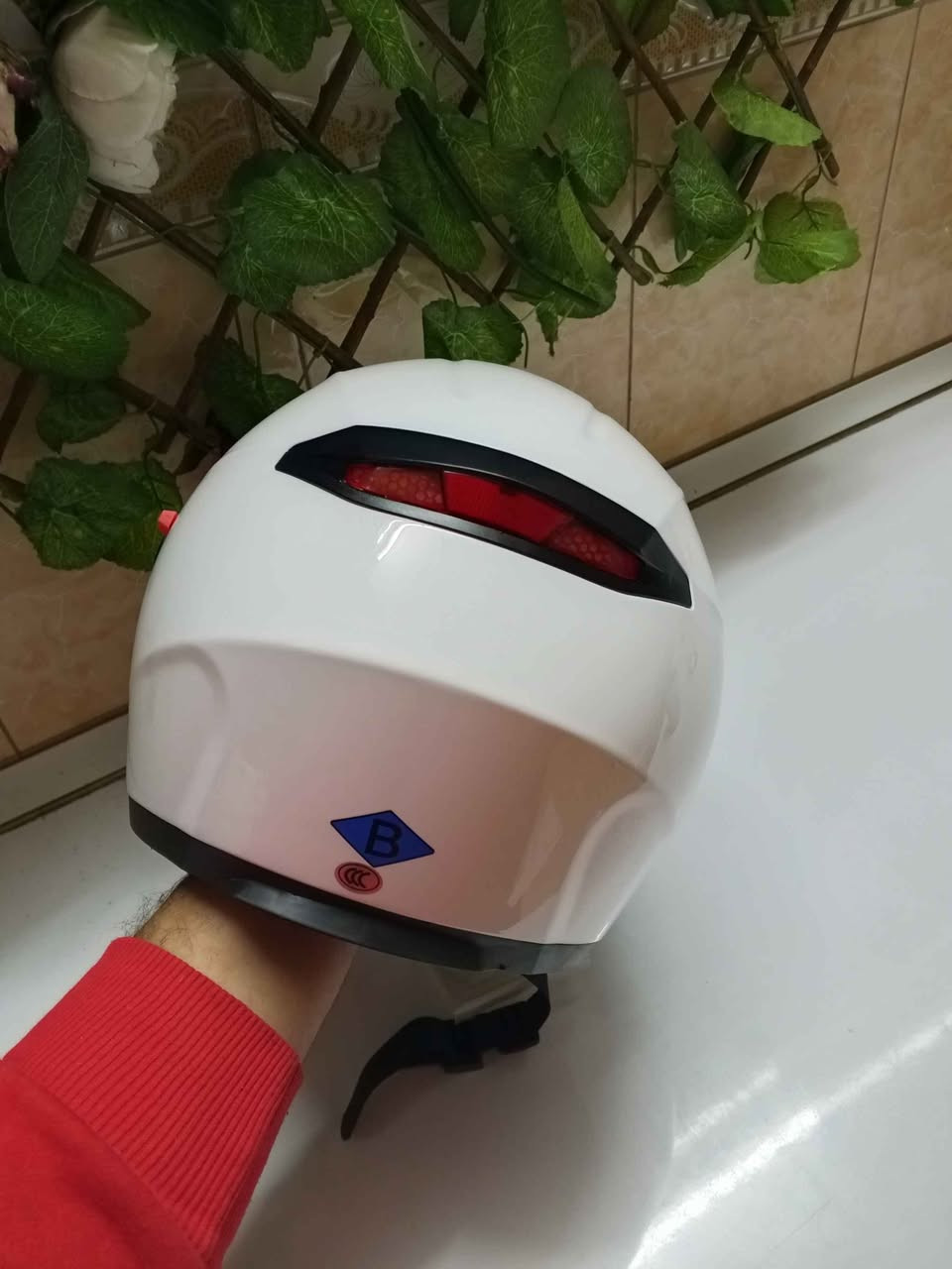 خوذة بدون فج  فسفور من ورا ما مستخدمه  جديدة ستكراته بعده ما ملزوكة  بيه بس شخط واحد بسيييط جدا ما مبينه اصلا بس اكلك للمصداقية  وهذا معلوماته

خوذة DFG أصلية جديدة تماماً
​يا الله، للبيع خوذة دراجة ماركة DFG المعروفة بنظافتها وعمليتها.
​الخوذة جديدة كلش وما مستخدمة واصلة مواصفات خارجية ومتانة ممتازة، مو مثل الباقي صيني العادي المتروس بالسوق.
​ليش هاي الخوذة تفيدك؟
​جامتين (Double Visor): بيها جامه خارجية شفافة طويلة تحميك من الهوى والتراب، وبيها نظارة شمسية داخلية سوداء تنزل وتصعد، كلش مريحة للسيقة بالنهار.
​تصميم وتهوية: بيها فتحات تهوية من فوك حتى راسك يبقى بارد وما يعرق. ومن ورة بيها عاكس ضوئي أحمر للسلامة بالليل.
​البطانة والقفل: البطانة من جوة درجة أولى (أحمر وأسود) ونظيفة جداً. والقفل مالتها "طگة وحدة" سريع وعملي بالنزع واللبس.
​الجودة: الخوذة عليها ختم الجودة CCC، يعني شغلها مضبوط وأمان.
​ملاحظة: اكو شخط بسيط جداً ومو مؤثر بالصبغ الخارجي من فوك بسبب الشحن بكراتين الأمازون.
​السعر: 55,000 دينار (وبيها مجال للشراي المباشر).
المكان: [اكتب منطقتك هنا]
​الخوذة "صيدة" للي يدور كشخة وأمان وسعر مناسب. كركوك, العراق


**إذا كنت صاحب هذا الإعلان وتريد حذفه لأي سبب، رجاءا أرسل رسالة إلى الدعم الفني**