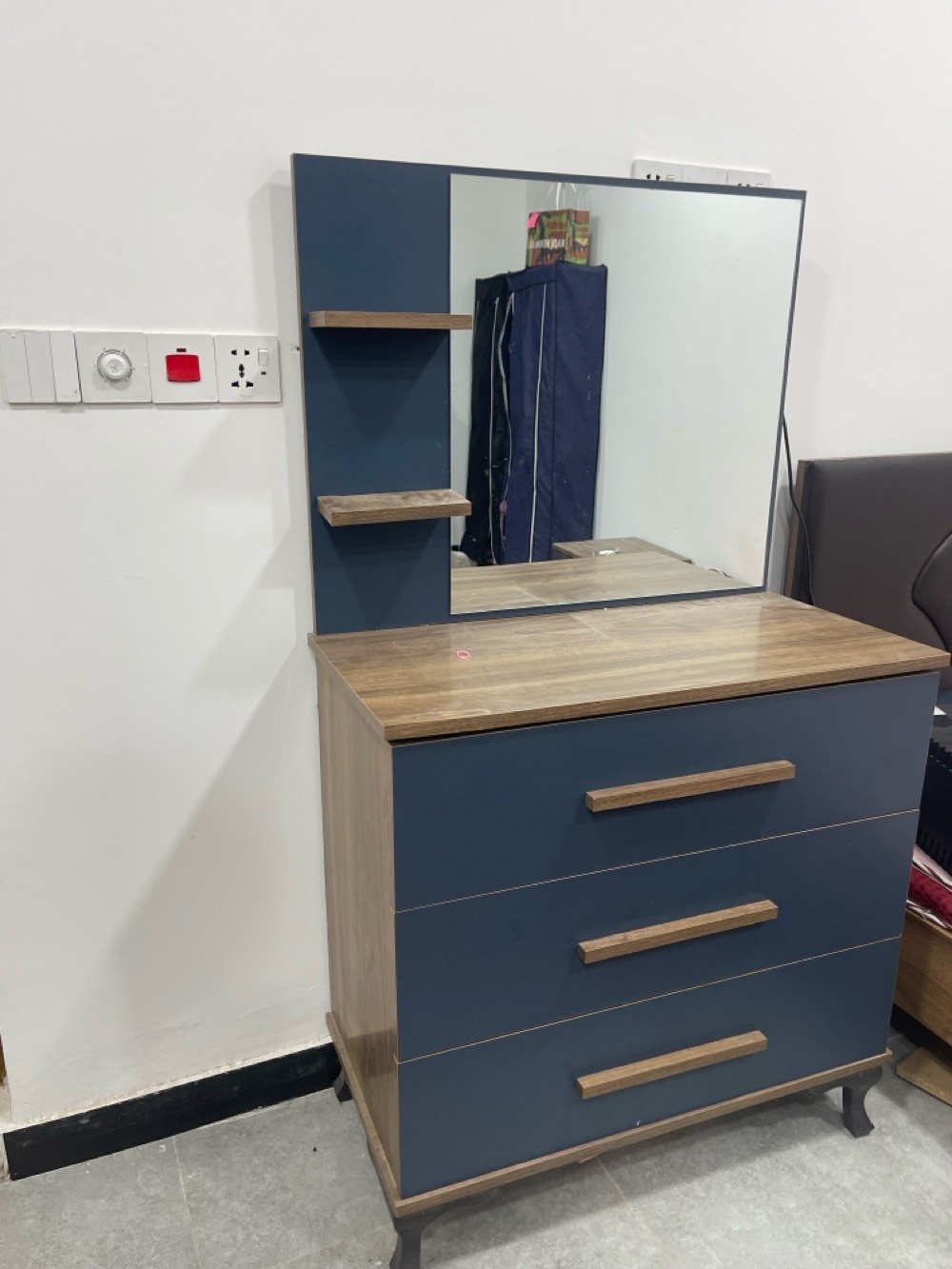 ثلاث غرف نوم تركية 
. الغرفة الاولى الزرقة الشبابية تحتوي ؏ سرير واحد وميز صغير وميز كبير وكنتور بابين
. الغرفة الثانية الوردي تحتوي ؏ سرير عدد ٢ وميز صغير وميز كبير وكنتور بابين
. الغرفة الثالثة تحتوي ؏ سرير عدد ٢ وميز صغير وميز كبير وكنتور بابين 
ابيعهن كلهم جره وحده ؏ مليون ثلاثتهم وبي مجال انزل من السعر للي جاد فعلًا يشتري