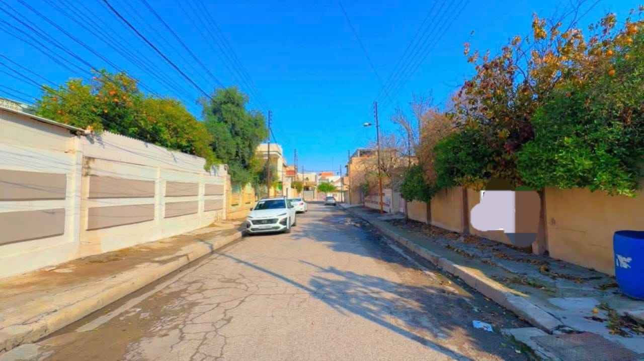 فرصة لا تعوض 
دار سكني للبيع 
بمكان راقي ويصلح ليكون استثمارا ناجحا في مدة قصيرة 
العنوان حي المثنى قرب مستشفى صحةالمرأة 
المساحة الاجمالية ٤١٢م الواجهة ١٥
العمق ٢٧.٥
صالح للسكن كمنزل
الطابق الاول ١غرفتين هول مطبخ استقبال صحييات
الطابق الثاني .ثلاث غرف نوم
البيت طابو ملك صرف سند 25 طابو.الزهور
التحويل بعد البيع مباشرة
للاستفسار التواصل مع صاحب الدار 
لا تفوت الفرصة واتصل قبل غيرك
عبر الاتصال 
او عبر الواتساب 
*********** بغداد, العراق
