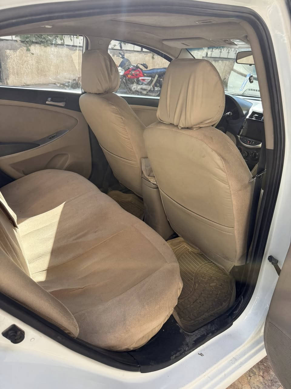 للبيع هونداي أكسنت 2016 خليجي 
فتحة سقف 
رقم بغداد الدولي الجديد 
محرك 1600 مكفوول 
صدر نظيف جداً 
تخم تاير نظيف  
تبريد ممتاز 
تدفئه ممتازه 
داخل نظيف جداً دوشمة كشنات
تحكم ستيرن 
سياره جاهزه ونظيفه مابيه كل نقص ابد

السعر 98 ورقه وبيه مجال بسيط 
مكاني كرادة مريم 
للاستفار اكثر ***********
