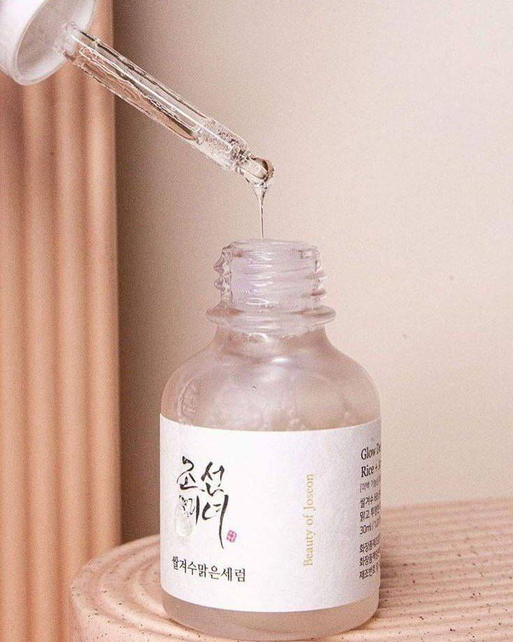 ✨سيروم Beauty of Joseon Glow Serum) سيروم كوري شهير يجمع بين الطب التقليدي والتقنيات الحديثة للعناية بالبشرة. يعتمد بشكل أساسي على البروبوليس (عكبر النحل) والنياسيناميد لمنح البشرة توهجاً طبيعياً وعلاج مشاكل المسام والالتهابات. 

✅المكونات والفوائد الأساسية:-
خلاصة البروبوليس (60%): مطهر طبيعي ومضاد للالتهابات يعمل على تهدئة البشرة المتهيجة وترطيبها بعمق.
النياسيناميد (2%): يساعد في التحكم في إفراز الدهون، توحيد لون البشرة، وتصغير مظهر المسام الواسعة.
وBHA بنسبة 0.5% (بيتاين ساليسيلات): مقشر لطيف يذوب في الدهون لإزالة الأوساخ والترسبات من داخل المسام ومنع ظهور الرؤوس السوداء.
مكونات إضافية: يحتوي أيضاً على الكركم الغني بمضادات الأكسدة وزيت شجرة الشاي لتهدئة الحبوب. 
مناسب لجميع أنواع البشرة، لكنه مثالي خصيصاً لـ: البشرة المعرضة لحب الشباب بفضل خصائصه المضادة للبكتيريا والالتهابات.
والبشرة الدهنية والمختلطة لقدرته على موازنة الزيوت والرطوبة.


**إذا كنت صاحب هذا الإعلان وتريد حذفه لأي سبب، رجاءا أرسل رسالة إلى الدعم الفني**
