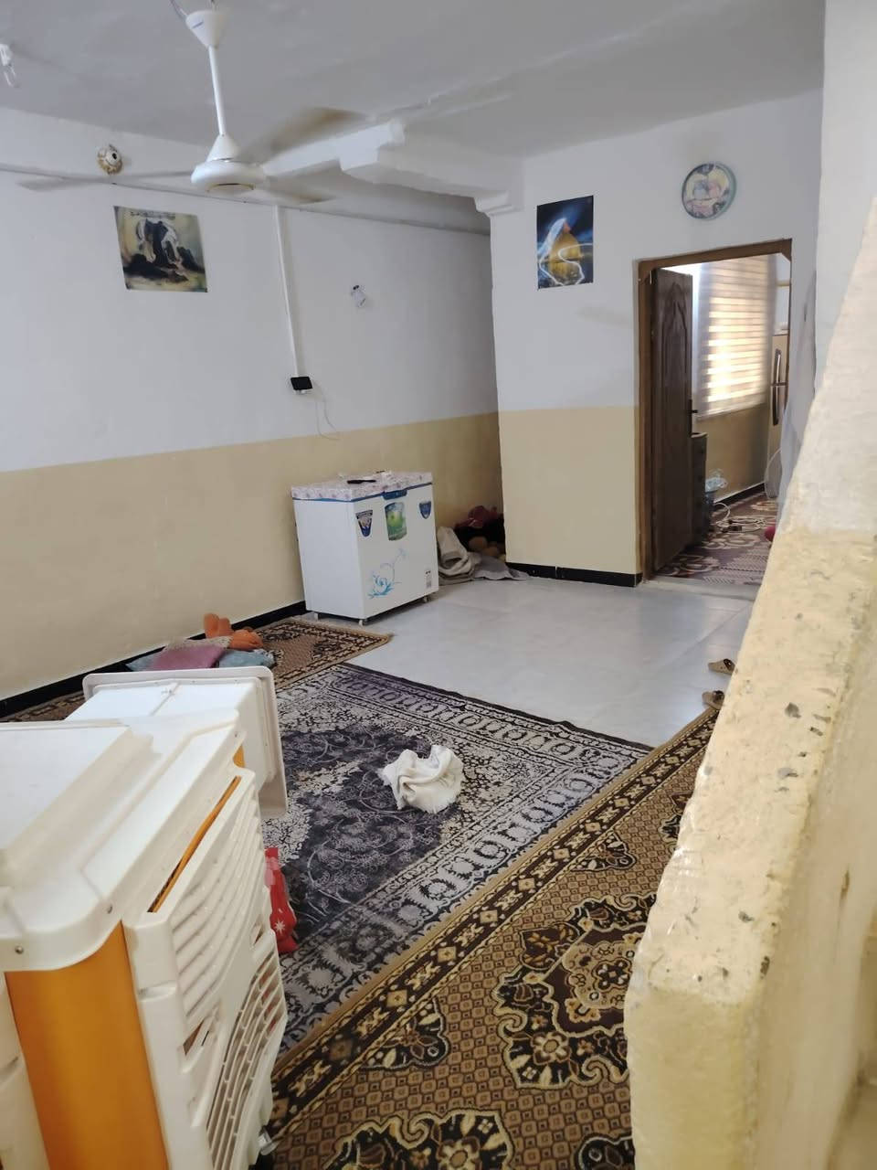 السلام عليكم  بيت ١٠٠م تفاصيل البيت خريطه كامله جوه فوك غرفه او حمام البيت ترميم جديد البيت جدا نظيف يرهم مراوس بمساحة ١٥٠ م او ٢٠٠ م كون مطلوب للمصرف يعني هذا البيت ينحسب تطلوعه العنوان النجف الاشرف حي العسكري منطقة ال٦٠٠٠ مكانه مميز للاستفسار الاتصال على الرقم ***********
