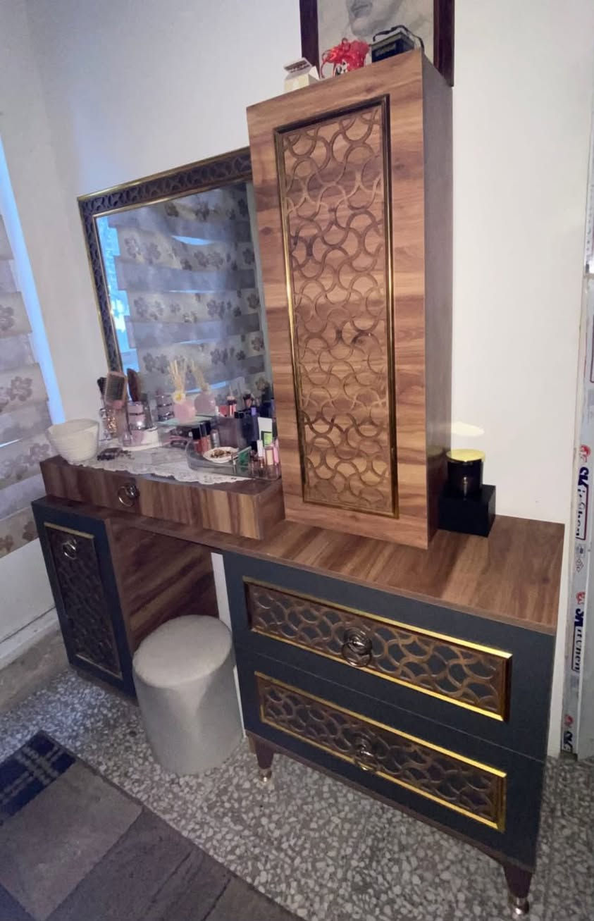 غرفه تركيه ٩ قطع
صاج تركي ابواب فتح وليس سلايد 
الراس العالي للسرير يحتوي على لد اناره
شازلونك مخزن 
الكنتور يتقطع يحتوي على رف تعاليك ٢ والباقي رفوف
استعمال سنتين مشدوده وغير مره واحده 
مكاني بغداد المامون السعر ٦٥٠ الف 
مراسله واتس اب ***********
