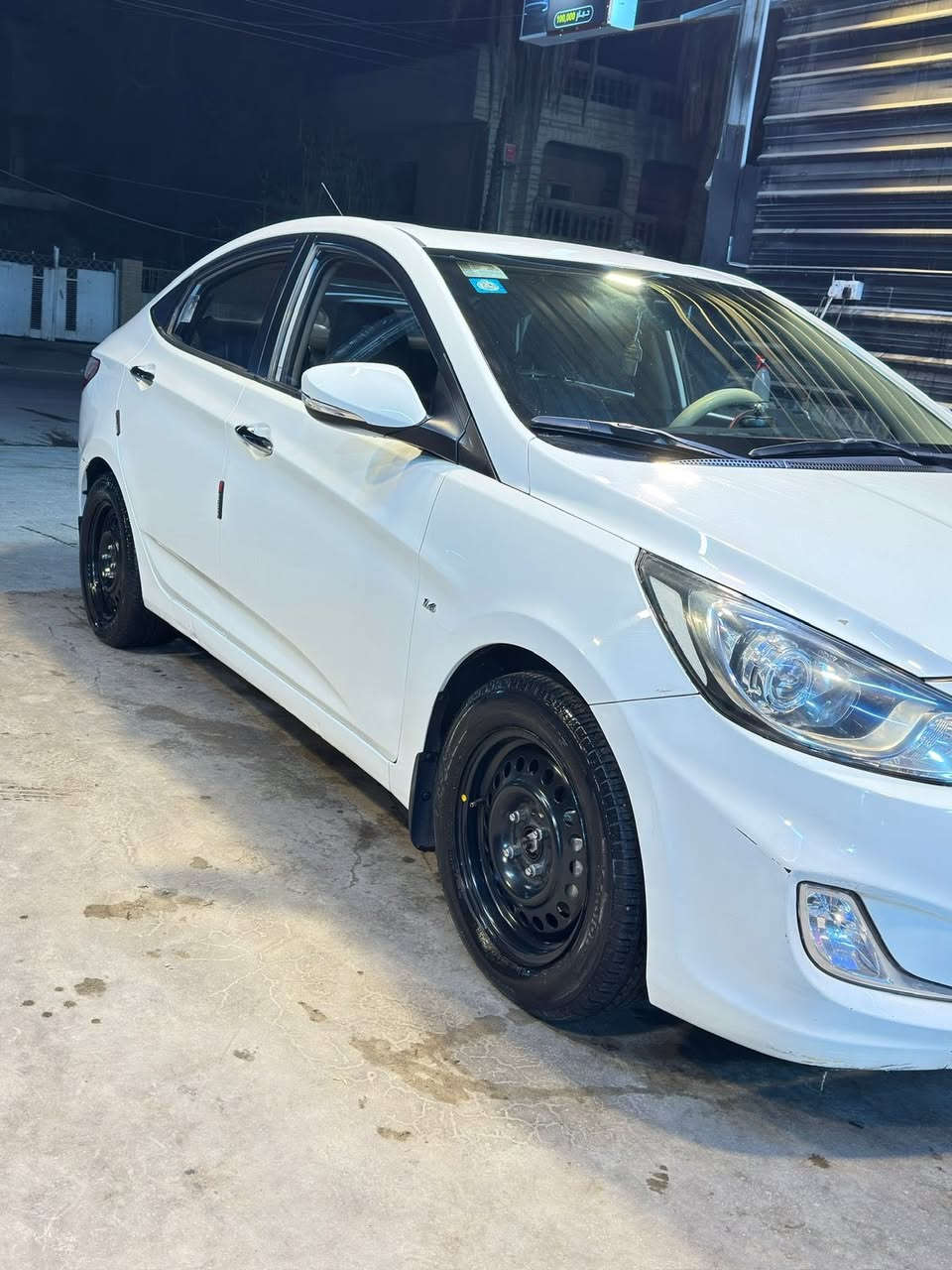 السلام عليكم
اكسنت خليجي للبيع موديل 2011 مضلع محرك 1600 قطرتين السياره مكفوله من الصبغ والتبديل بيها قطعتين بارد (جاملغ امامي جهه سايق وجاملغ خلفي جهه سايق ) موضح بالصور السياره فتحة سقف وتحكم ستيرن جهتين السيارة ماشية 93000 km حقيقي ومفحوص 
السياره استلام شركة 
السيارة رقم بغداد الماني باسمي سنويه لل 2027
السعر 108$
مكاني بغداد حي الجامعة
ملاحظة : يوجد تخم ويل كب الاصلي 
للتواصل : *********** 
او ***********
