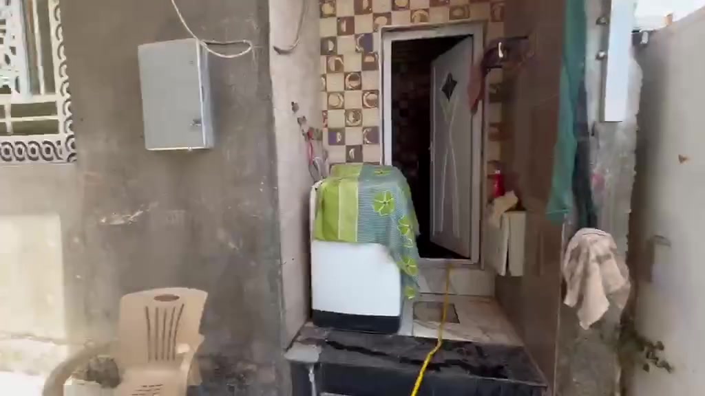 بيت للبيع  المساحة 242 متر
حي الجزيرة قرب السوق مقابل الحديقة
يحتوي على مشتمل: يتكون
غرفة نوم مع حمام و مطبخ و استقبال 
وحمام خارجي
البيت يتكون من استقبال وصالة 11 متر و مطبخ حار و مطبخ بارد وغرفة نوم عدد 2 وحمام عدد 2 وكراج 
بناء حديث 
الارضية الداخلية بورسلين ثقيل أسباني
والكراج مرمر أسباني 
طابوق نهروان 
بناء مسلح شيش اوكراني 
البيت كلة بورسلين جداري
***********

