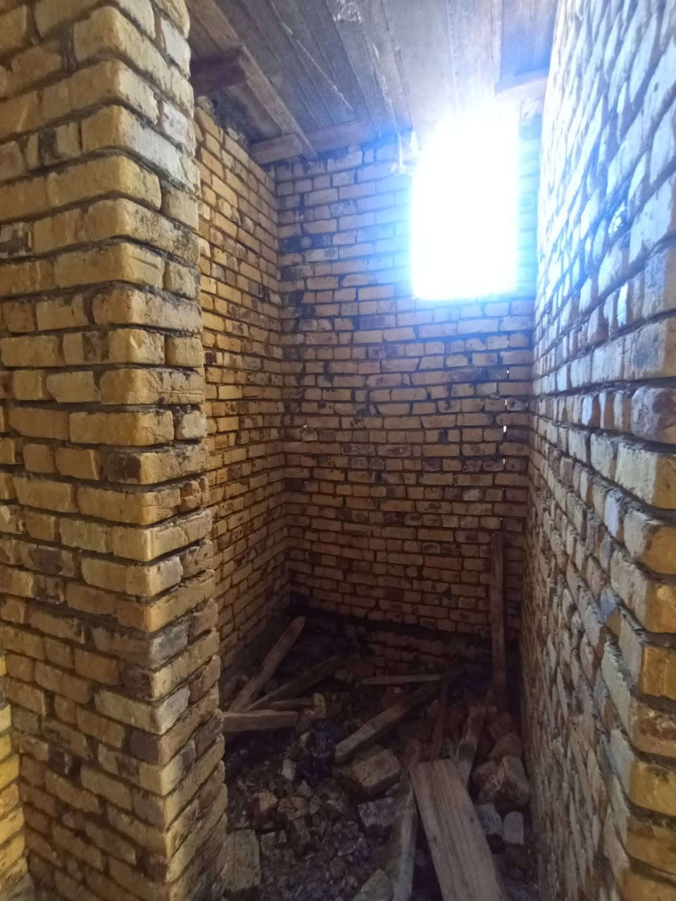 مشتمل هيكل مسقف لبيع بالسفحة الثانية بناء جديد قرب شارع امحمد الوائلي ابصف شارع ٢٠ قرب الخدمات طابو صرف تحويل ثاني يوم  للاستفسار والاتصال ***********
