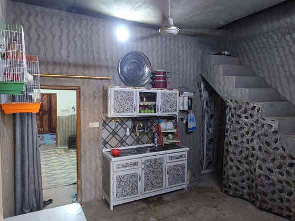 دار للبيع مساحه 100م الاساس حجر والبناء ابلوك والسقف اعكاده غرفه ومطبخ وصاله وصحيات وستقبال مكامل سكفه ارضيه صب امبيض البيت بس الغرفه والصاله شارع المطار الفديم يم المولده بالفرع السعر 18وبي مجال للشراي لاستفسار على الرقم ***********
