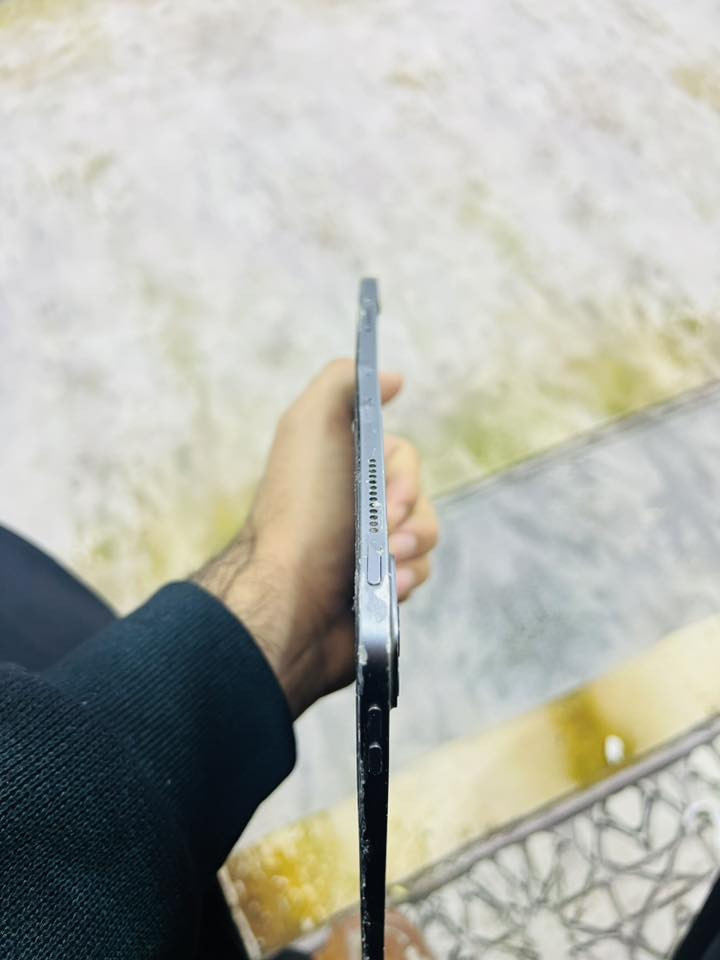 ايباد برو جيل 2.   كسر بل شاشه بس ما مثر على المس رقمي ***********
