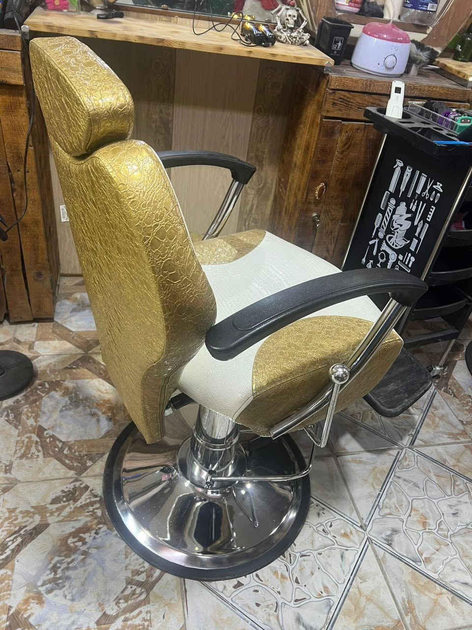 عرباين حلاقه عدد 2 غير مستخدم +كرسي حلاقه مستخدم شهر بس مكاني كربلاء للتواصل خاص او واتس اب ***********
