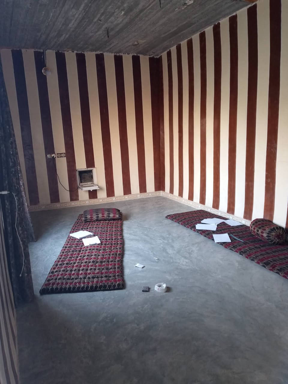 السلام عليكم بيت للبيع الحويجه حي السلام العيثات الفرع زغير الشارع الوسط قريب عالمدرسه مي فول كهرباء مولد تانكيات كيزر بس جيب غراضك واكعد غرفتين ومطبخ وحمام وربعه خارجيه السعر 25مليون وبيه مجال ***********
