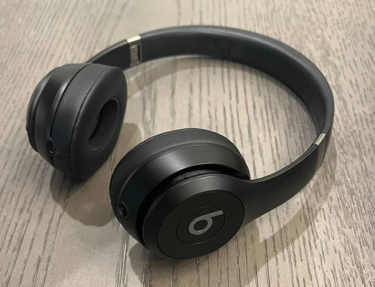 Beats Solo 4 (2024) السعر 165
عمر البطارية: يصل إلى 50 ساعة من التشغيل المتواصل بشحنة واحدة
الشحن السريع (Fast Fuel): شحن لمدة 10 دقائق يمنحك 5 ساعات من الاستخدام عبر منفذ USB-C.
تتميز سماعات Beats Solo 4 بمحركات صوت مخصصة مقاس 40 مم توفر صوتاً جهيراً (Bass) قوياً وعميقاً، مع نقاء عالٍ في الترددات، ودعم لتقنية الصوت المكاني. كما تدعم السماعة الاستماع عالي الدقة (Lossless) عند استخدام كابل USB-C أو كابل 3.5 مم.


**إذا كنت صاحب هذا الإعلان وتريد حذفه لأي سبب، رجاءا أرسل رسالة إلى الدعم الفني**