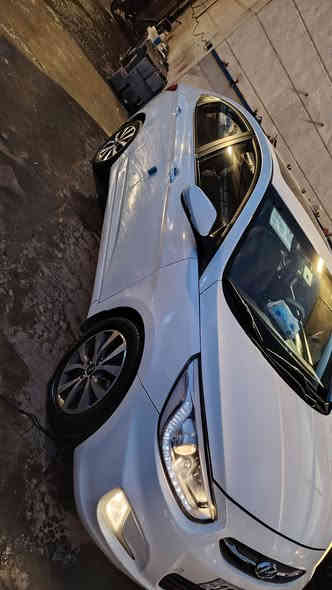 اكسنت خليجي 2017  تحكم حساسات شاشة فتحة  نظيفة كولش كير محرك صدر تدفئة تبريد كله مكفول سنوية جديدة سيارة جاهزة ما تصرف عليها دينار. 
سعرها مناسب لان عندي ظرف ومستعجل على بيعتها
بيها بارد وقطعتين صبغ.
السعر ١٠٥ بيها مجال بسيط.
***********
