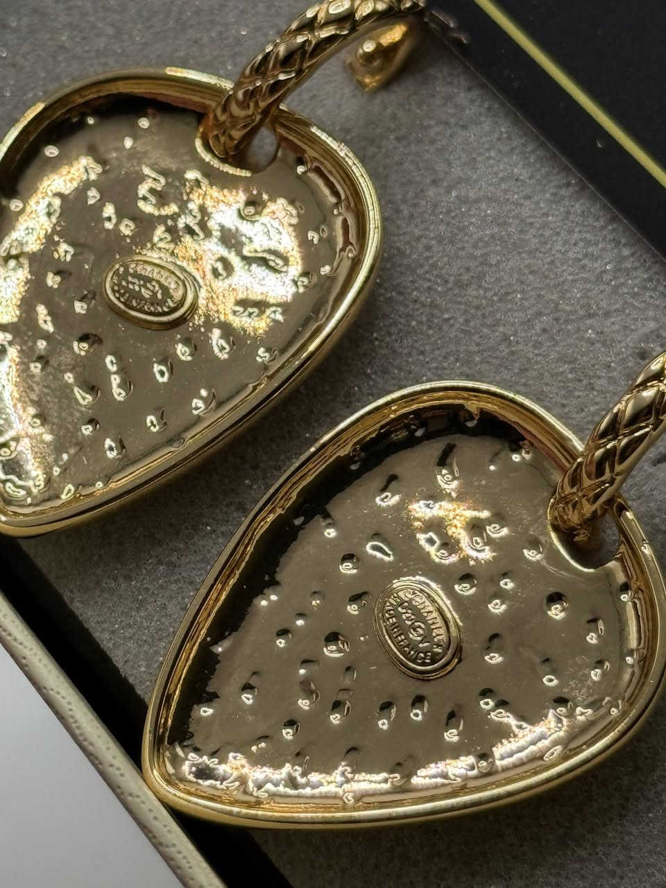 تراجي ماركة Chanel امزون مختوم مع العلبة والتغليف
يوجد توصيل كافة محافظات العراق


**إذا كنت صاحب هذا الإعلان وتريد حذفه لأي سبب، رجاءا أرسل رسالة إلى الدعم الفني**