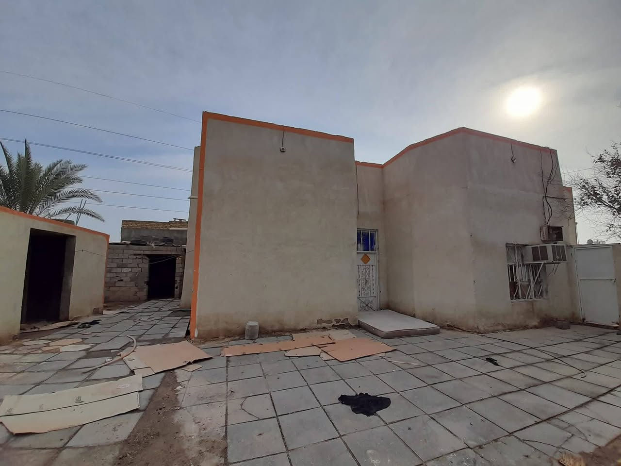 بيت للبيع
المساحه 500
مكون من 4 غرف نوم 
مطبخ حار وبارد 
صحيات 4 خارجيات وداخليات 
حمامات 2 +حديقه 
كل الخدمات متوفره ماء كهرباء   ومحوله ب الباب 
مركز صحي  ومدرسه متوسطه وعداديه وبتدائيه  للعلم بيت يحيط به شوارع من ثلاث جهات  
التواصل واتساب  فقط 
***********
