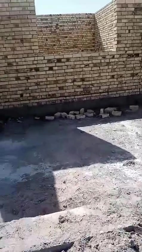 السلام عليكم للراغبين وحده سكنيه معروضه للبيع 
#مجمع_حلم_الحياة 
الموقع الحولي الجديد بدايته
الوحده تقع ثاني بيت عن شارع الحولي 
نسبة الإنجاز واصله للسقف 
سعر الاخلاء خيالي يكون السعر الكلي للوحده 
اخلاء+ عقد مداور + دلاليه + دفع سلفه للشركه المنفذه 
يكون اربعين مليون دينار 
البناء طابق ونص 
المساحه الكلية 250 متر 
الشراي يتصل ***********
