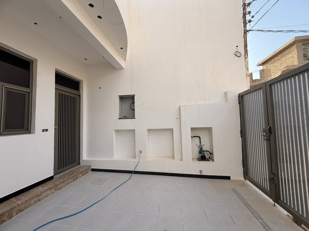 🛑 دار سكني  للبيع 🛑
المنطقة :  حي الحضاره 🚩 
اقرب نقطه ؛مقابل محطه وقود الحضاره قرب الشارع الرئيس
المساحه :  200✅  كونكريت مسلح طابقين اساس رفت

التفاصيل :  غرفتين نوم ومطبخ حاروبارد وستقبال مع مجمع صحيات وصحيات داخليه وخارجيه مناورعدد ثنين 
    
الطابق الثاني ;غرفه وصاله 🛑 

للاستفسار 
     مراجعة مكتب رسول الوزني للعقار  
الديوانية . حي الحضارة بداية شارع اسواق طيبة
 للمعلومات ولمزيد من التفاصيل ⬇️
       مراسلة الصفحة  
      او الاتصال
***********
