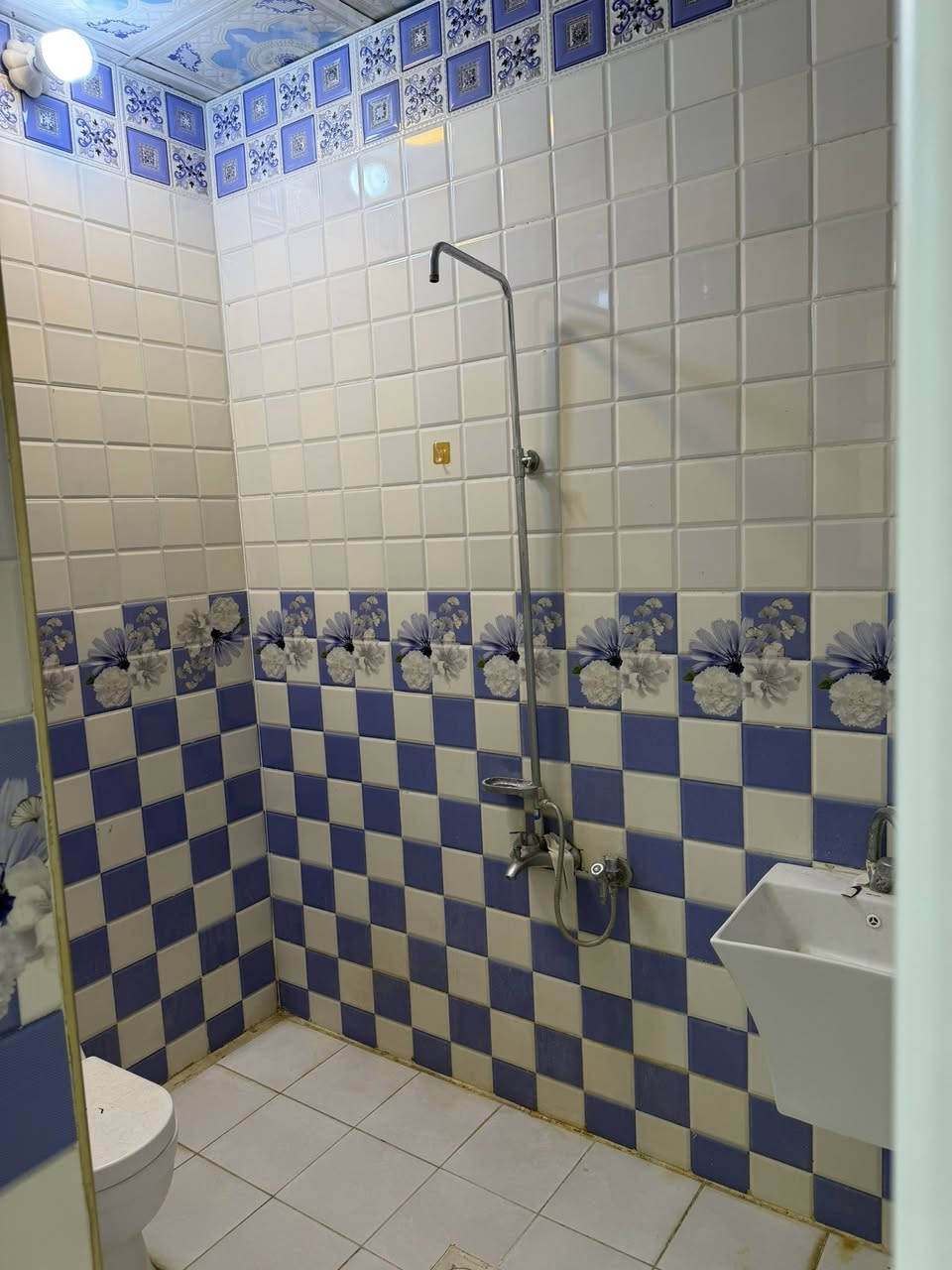 بيت للايجار في منطقة ال٢١ نهاية شارع بيوت البرديني مشتمل بناء جديد السعر ٣٠٠ الف ***********
