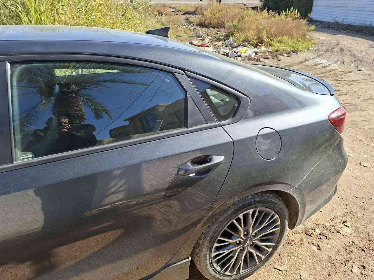 السلام عليكم كيا فورتي جيتي لاين فول مواصفات سياره جديده الضرر موضح بالصوره ولباقي مكفول اي استفسار هذا رقمي *********** موديل 2022
