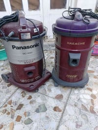 مكنسة نظيفة جدا عدد اثنين كاملة مع ملحقاتها السعر ٣٥ للقطعة زعفرانية 0...