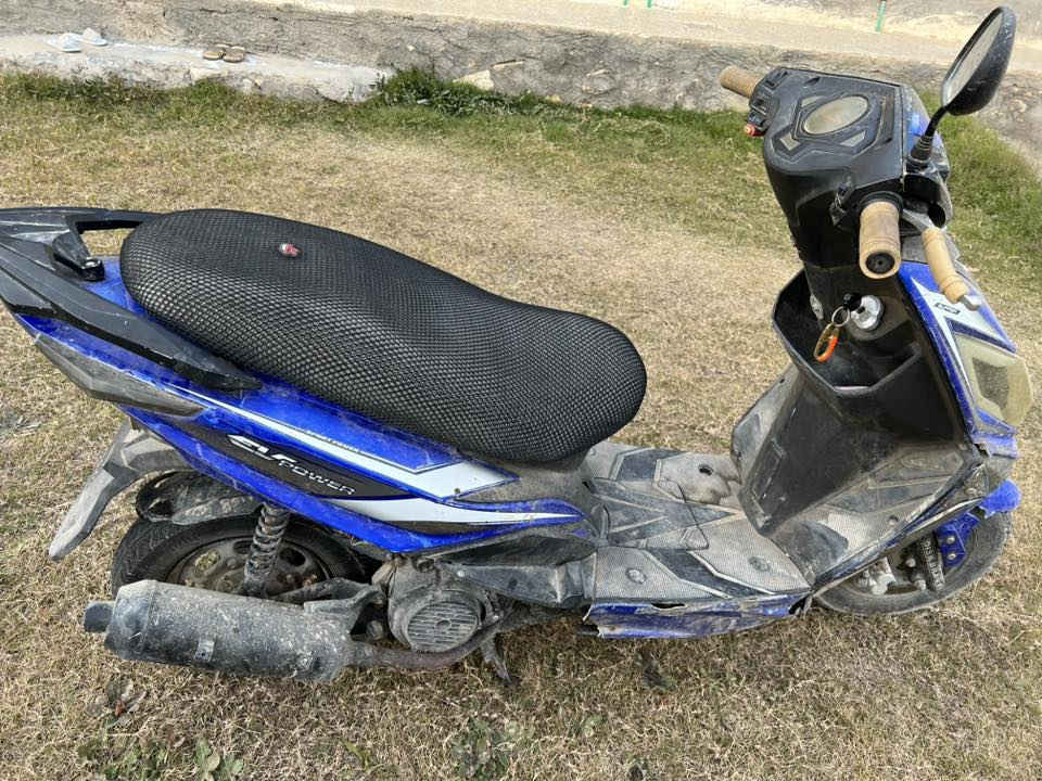 سلام عليكم عندي هاي الدراجة رايدها للبيع ماعرف شنو نوعيتها بس الاكثر يمكن سايم مكينة حلوة ونضيفه وشغالة ونشطه فقط يرادلها ترتيب بسيط للكشر الخارجي وتنضيف كابريترة بس وعندي وياها عربانه كاملة هم شغالة مابيها شي ابيعهن ثنينهن سوة سعرهن 375وبيها مجال بسيط وهذا رقمي *********** ومتواجد فيس وتساب
